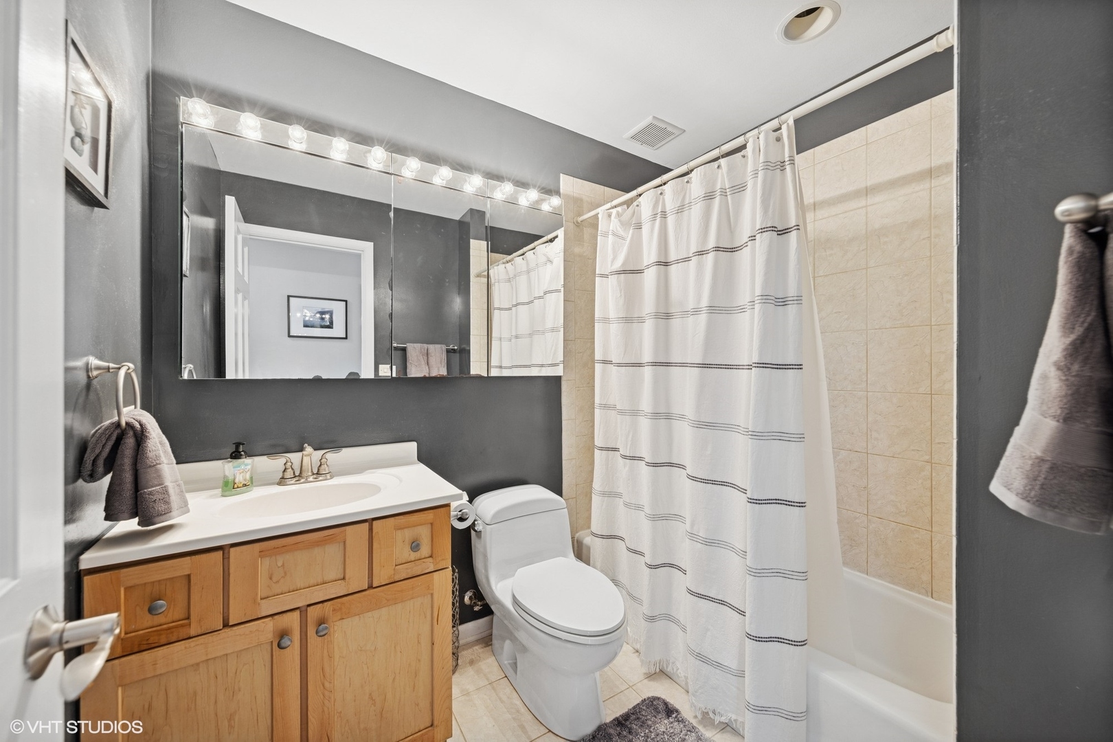 305 WILLOWCREST Drive, Villa Park, IL 60181