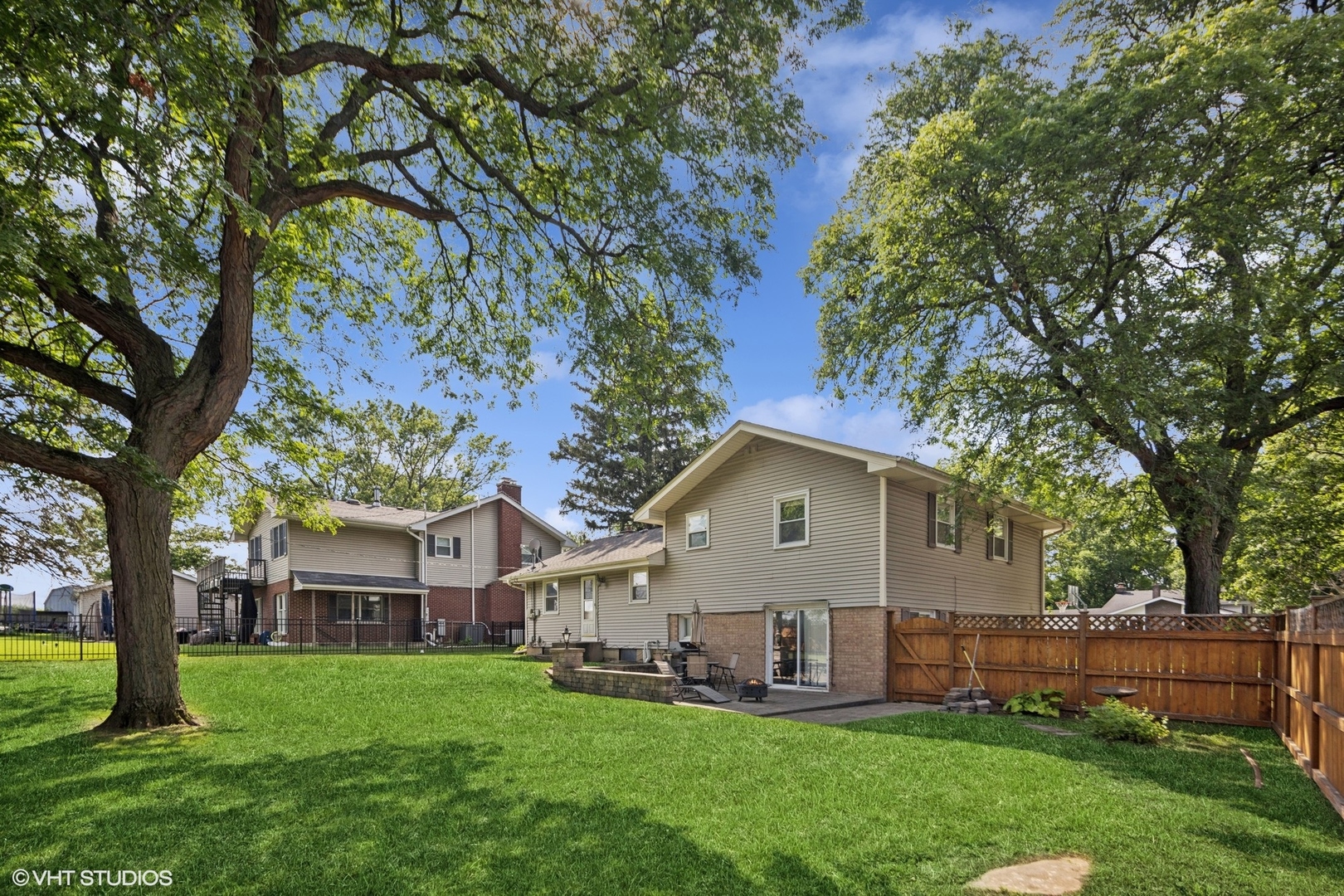 305 WILLOWCREST Drive, Villa Park, IL 60181