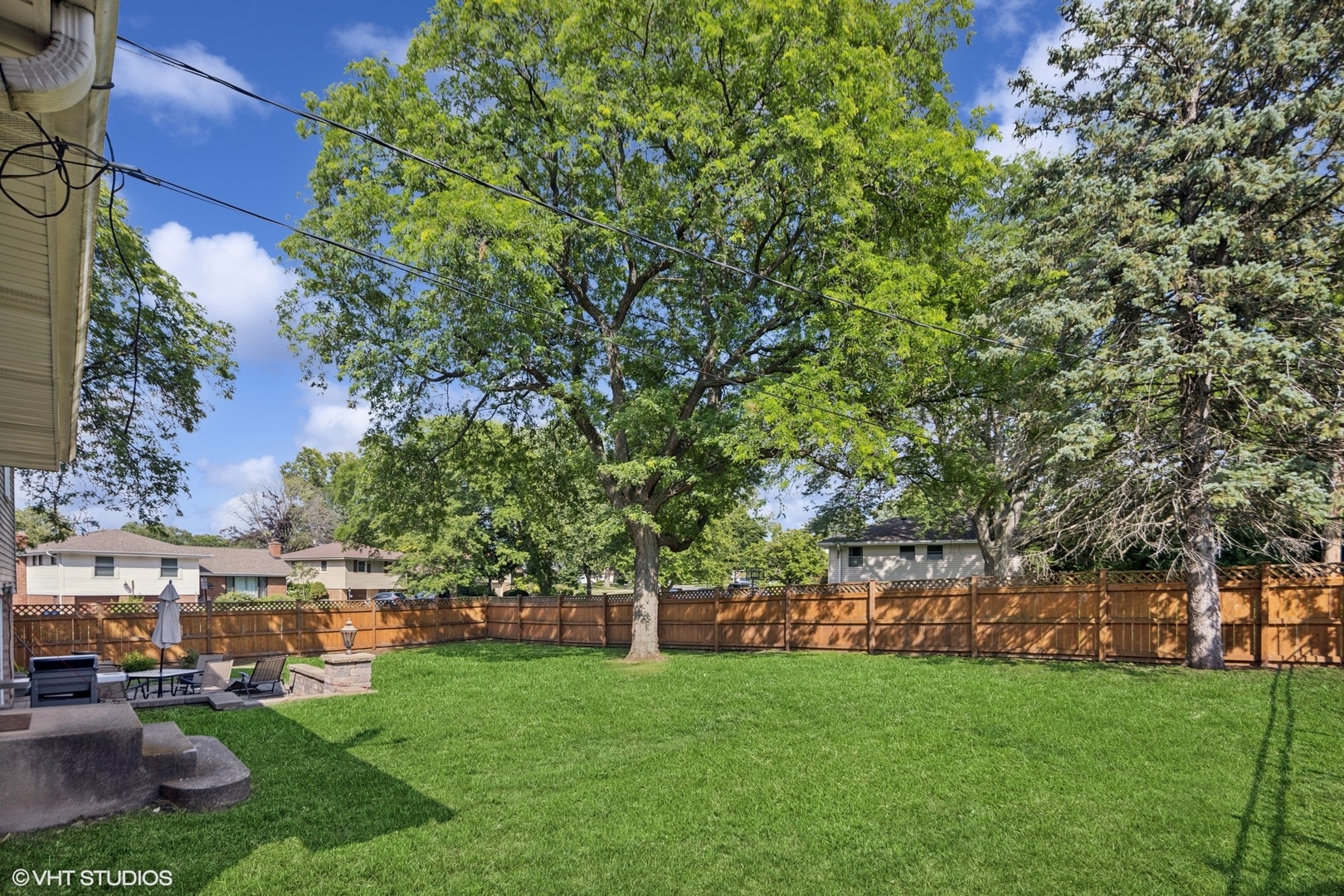 305 WILLOWCREST Drive, Villa Park, IL 60181