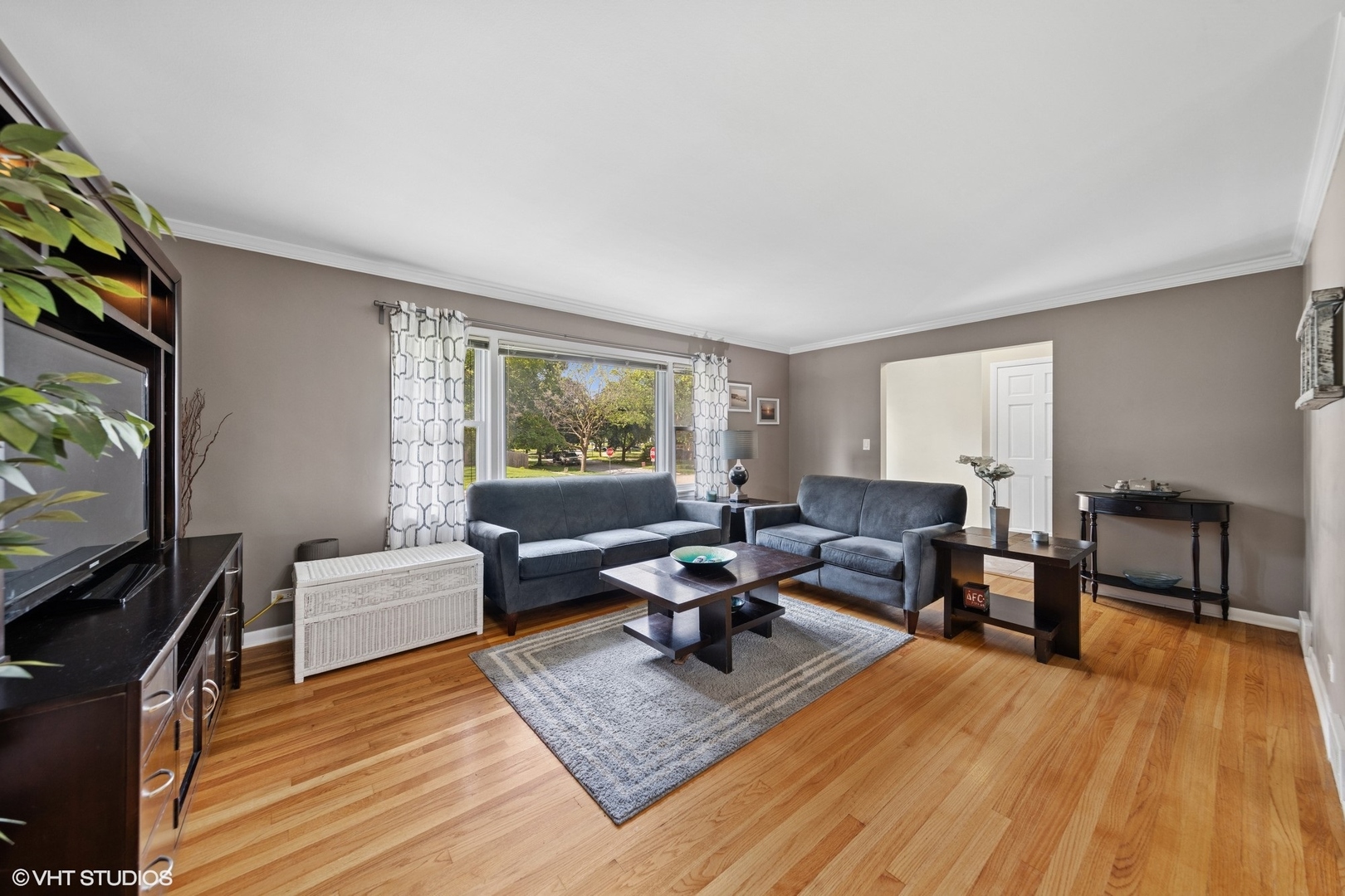 305 WILLOWCREST Drive, Villa Park, IL 60181