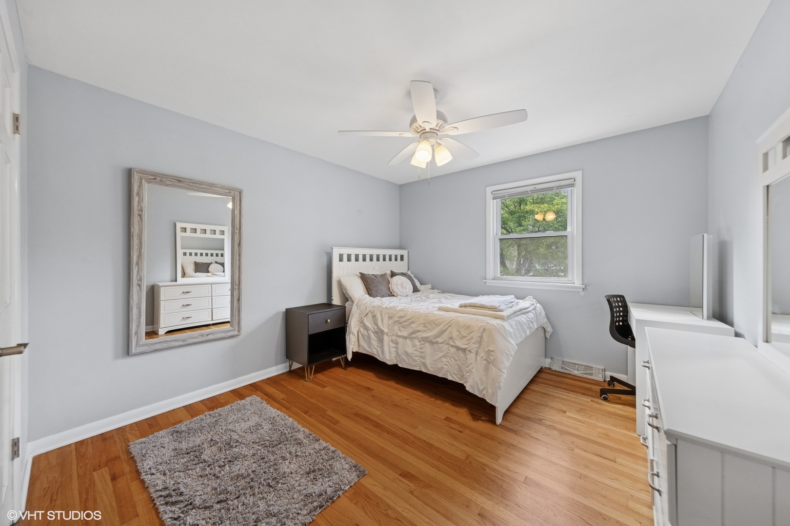 305 WILLOWCREST Drive, Villa Park, IL 60181