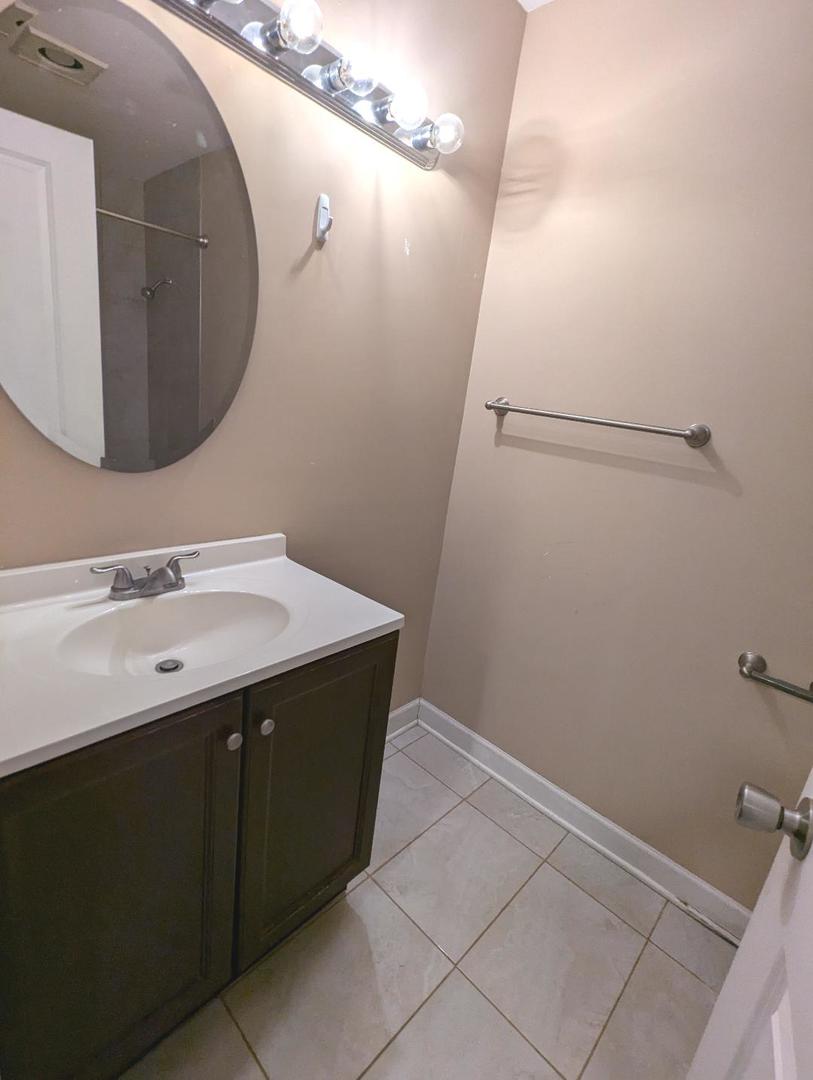 6174 Knoll Lane Court #102, Willowbrook, IL 60527
