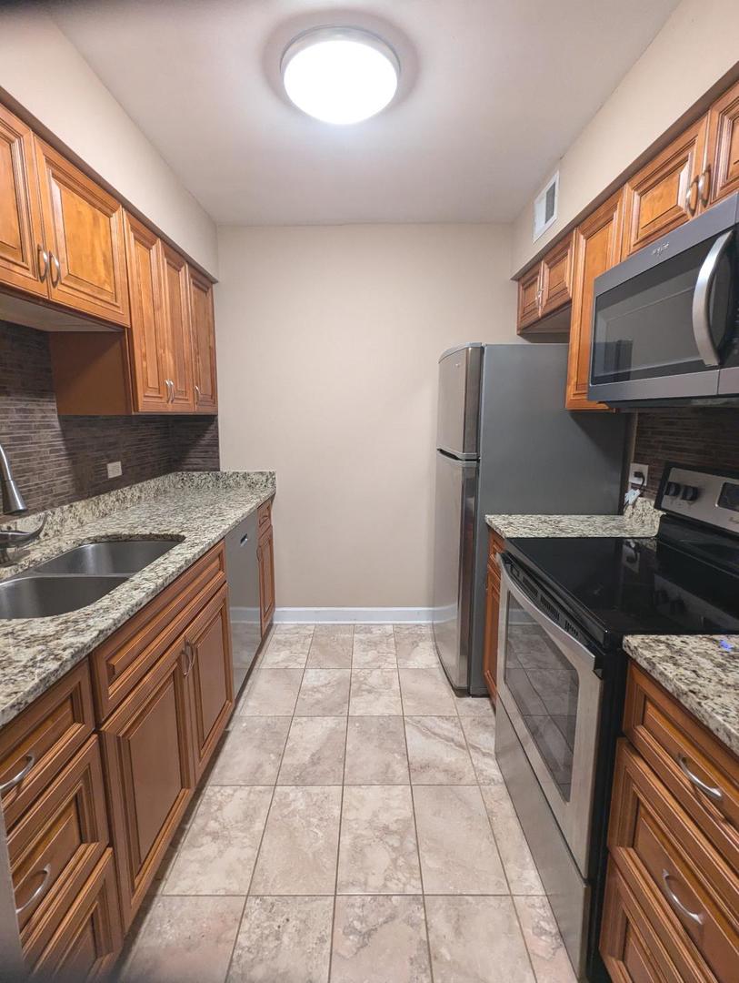 6174 Knoll Lane Court #102, Willowbrook, IL 60527