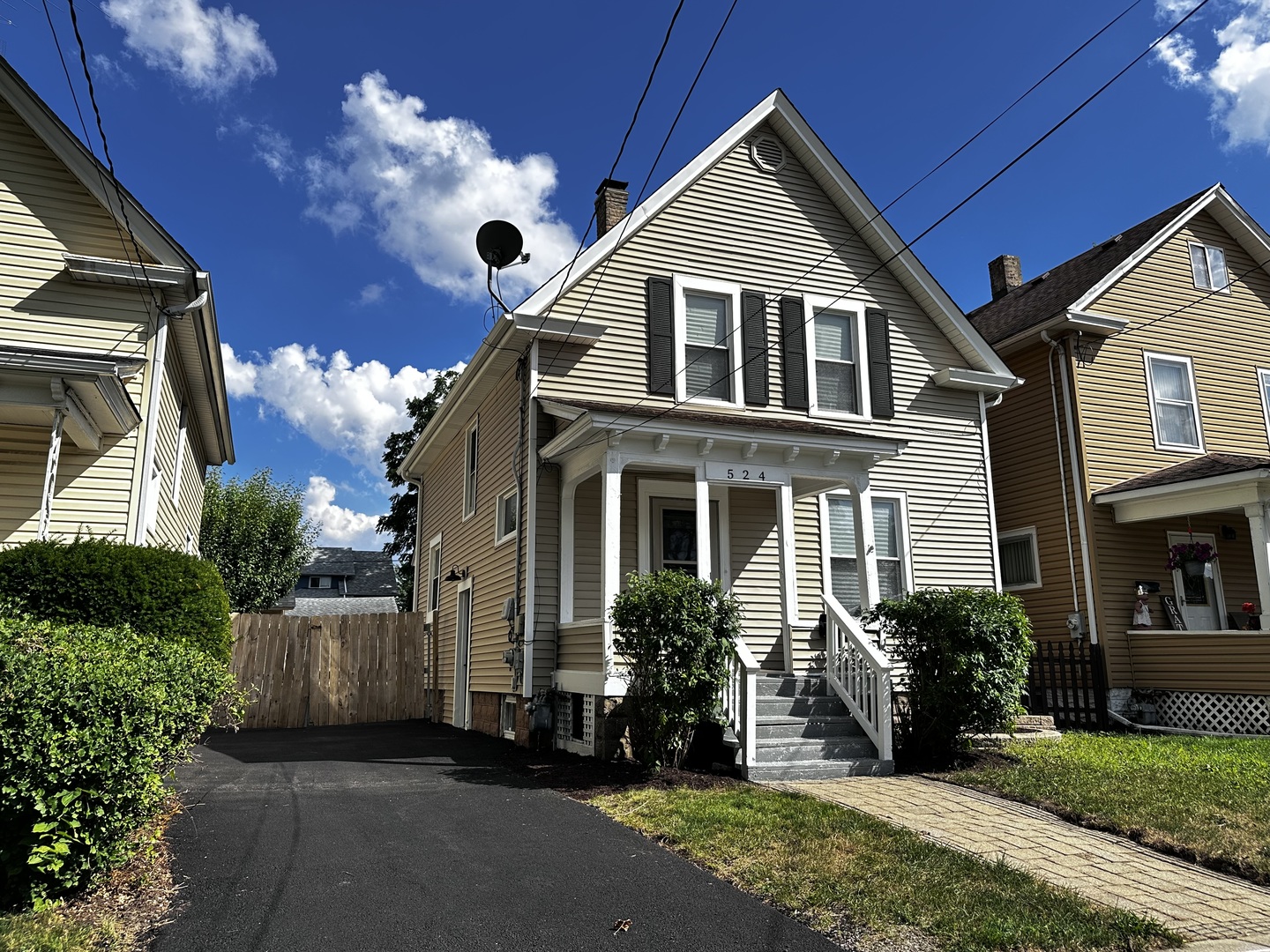 524 WOODLAWN Avenue, Aurora, IL 60506