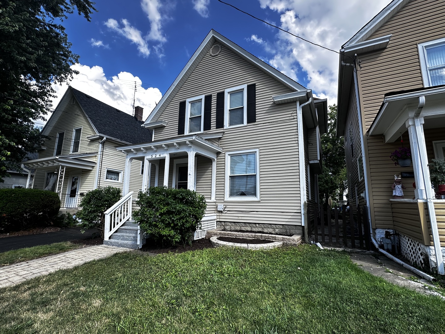 524 WOODLAWN Avenue, Aurora, IL 60506