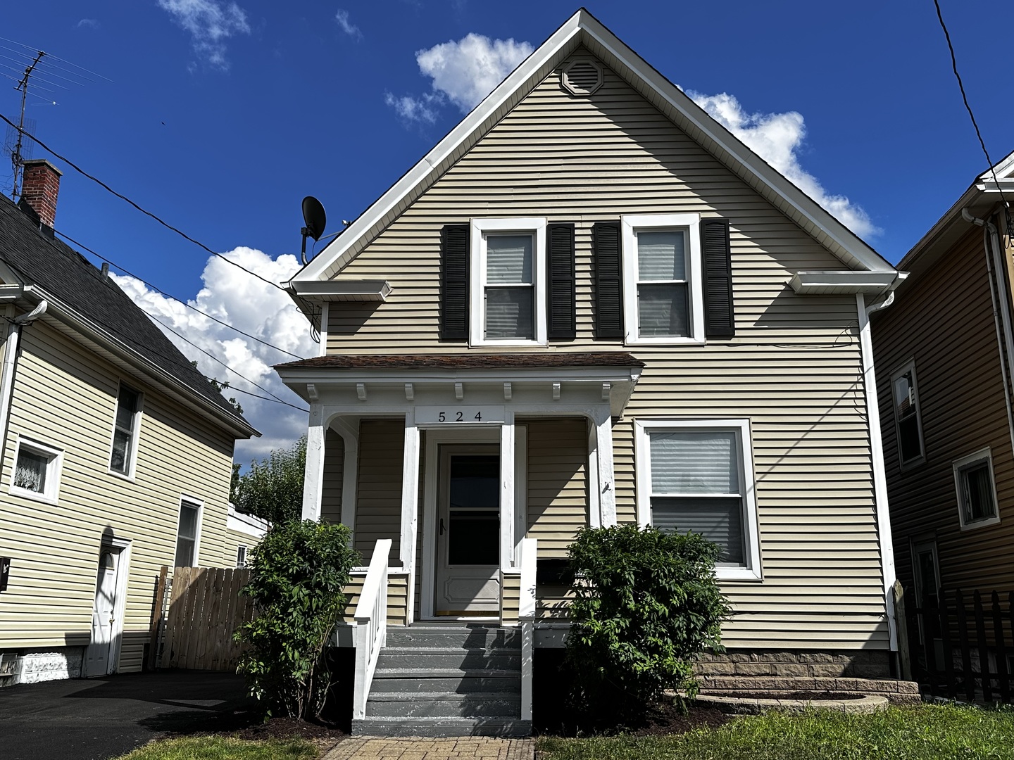 524 WOODLAWN Avenue, Aurora, IL 60506