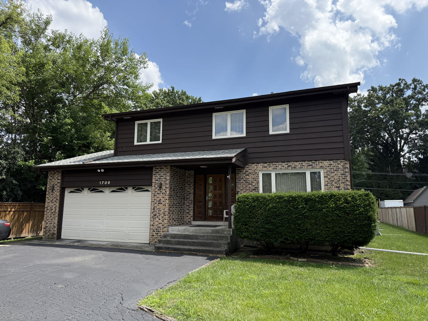 1709 E Kensington Road, Mount Prospect, IL 60056