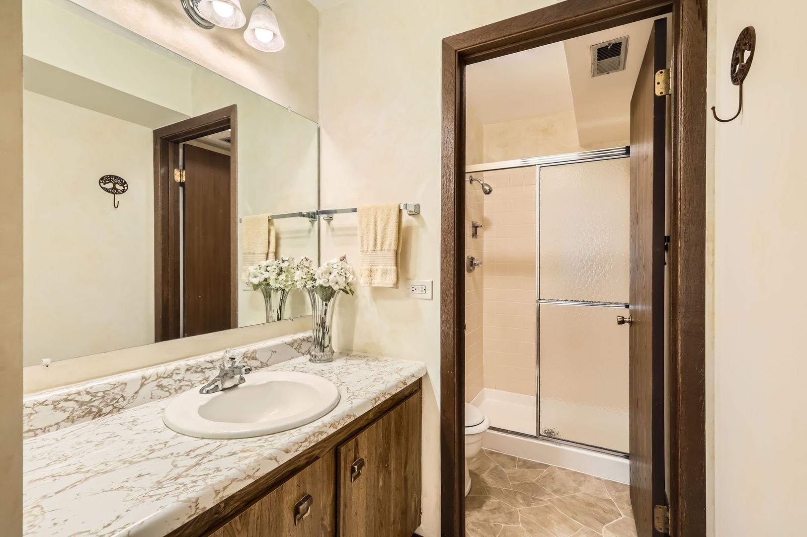 905 E Kings Row #1, Palatine, IL 60074