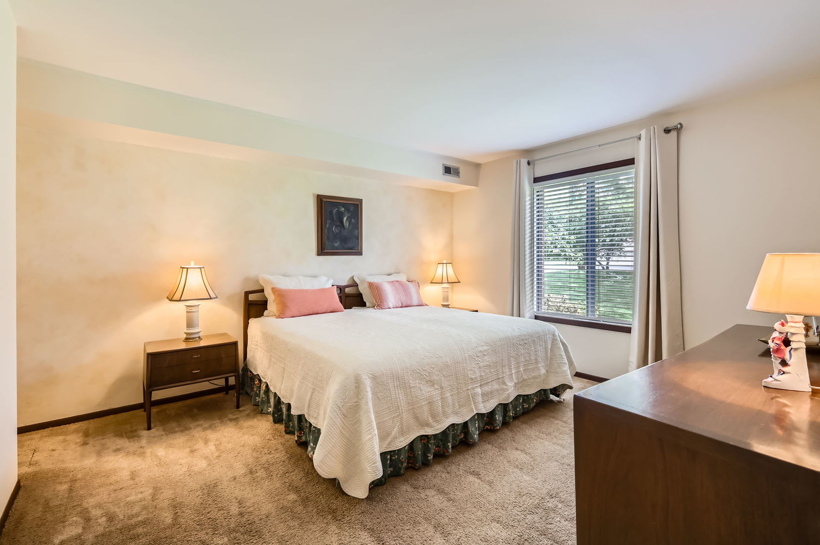 905 E Kings Row #1, Palatine, IL 60074