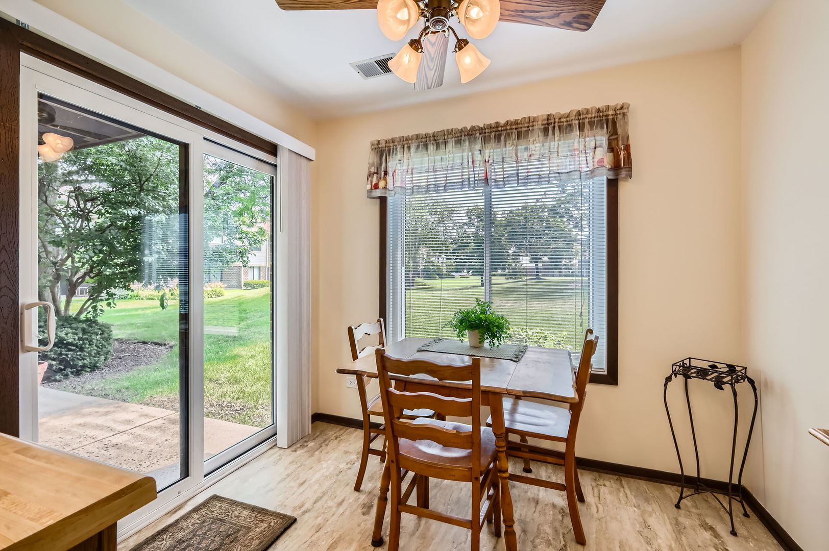 905 E Kings Row #1, Palatine, IL 60074