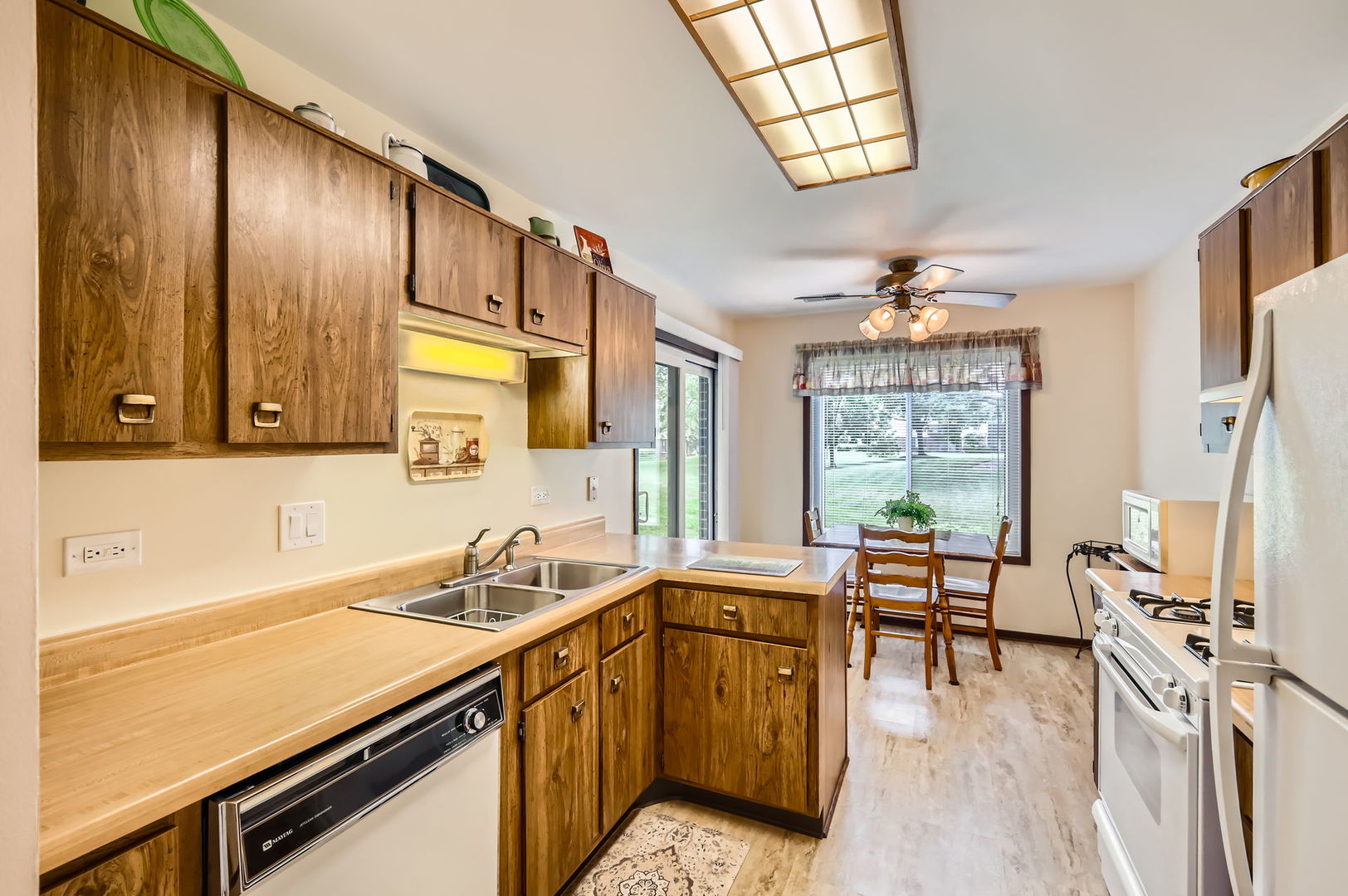 905 E Kings Row #1, Palatine, IL 60074