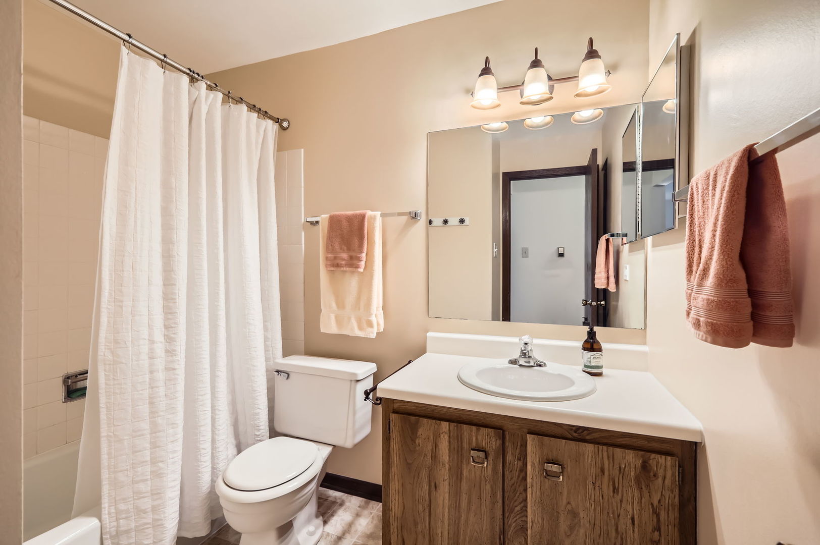 905 E Kings Row #1, Palatine, IL 60074