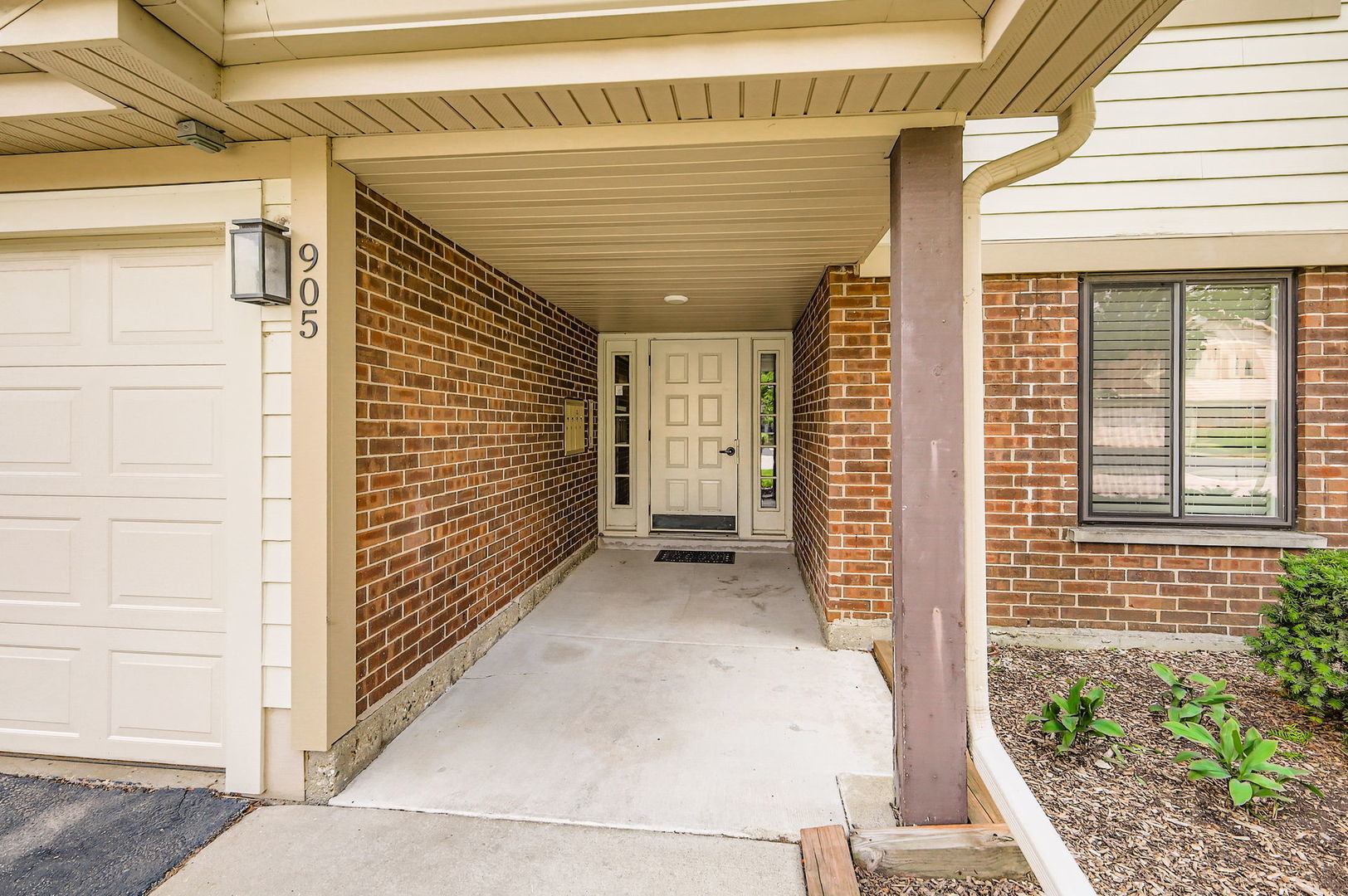 905 E Kings Row #1, Palatine, IL 60074