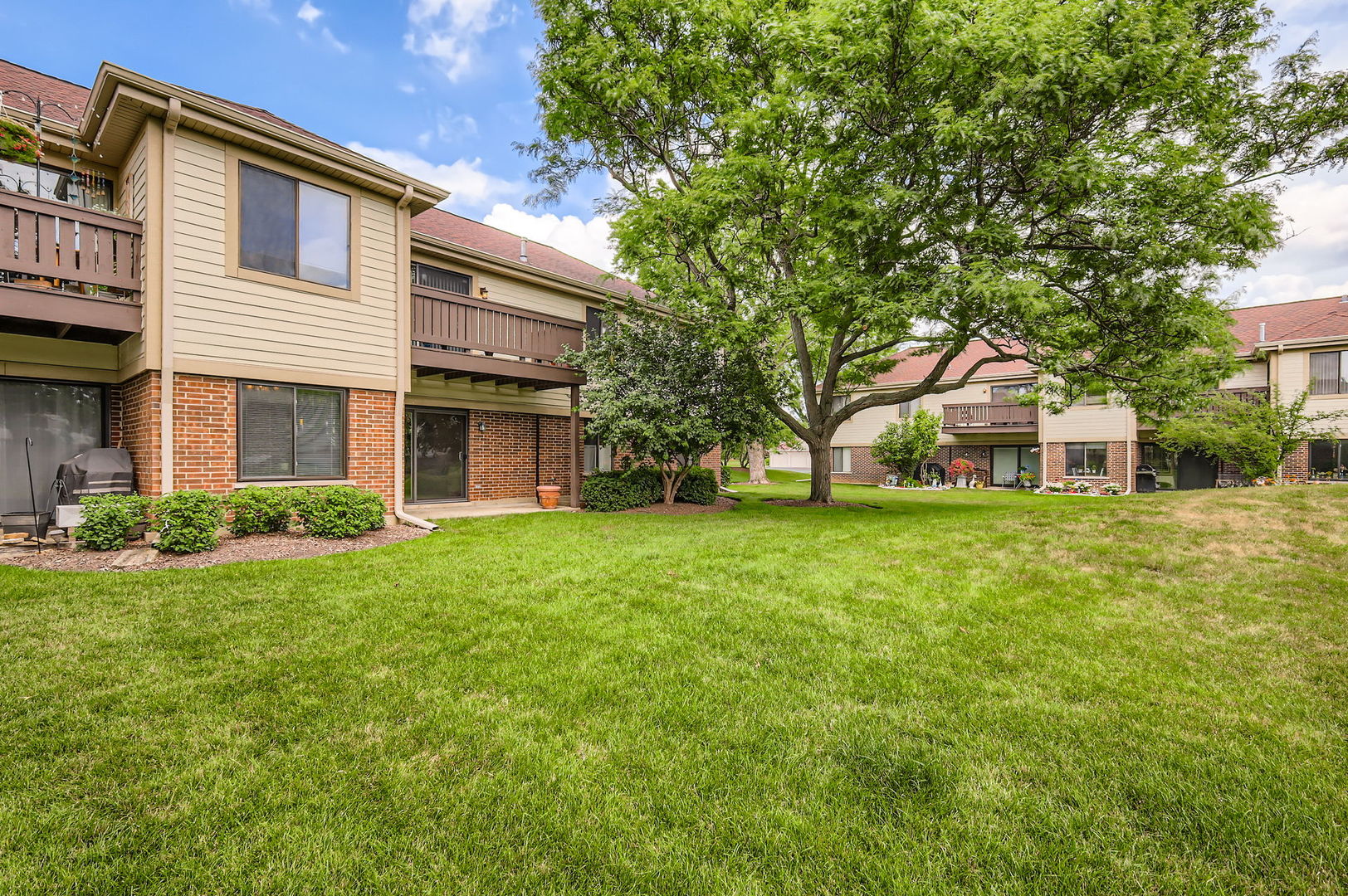 905 E Kings Row #1, Palatine, IL 60074