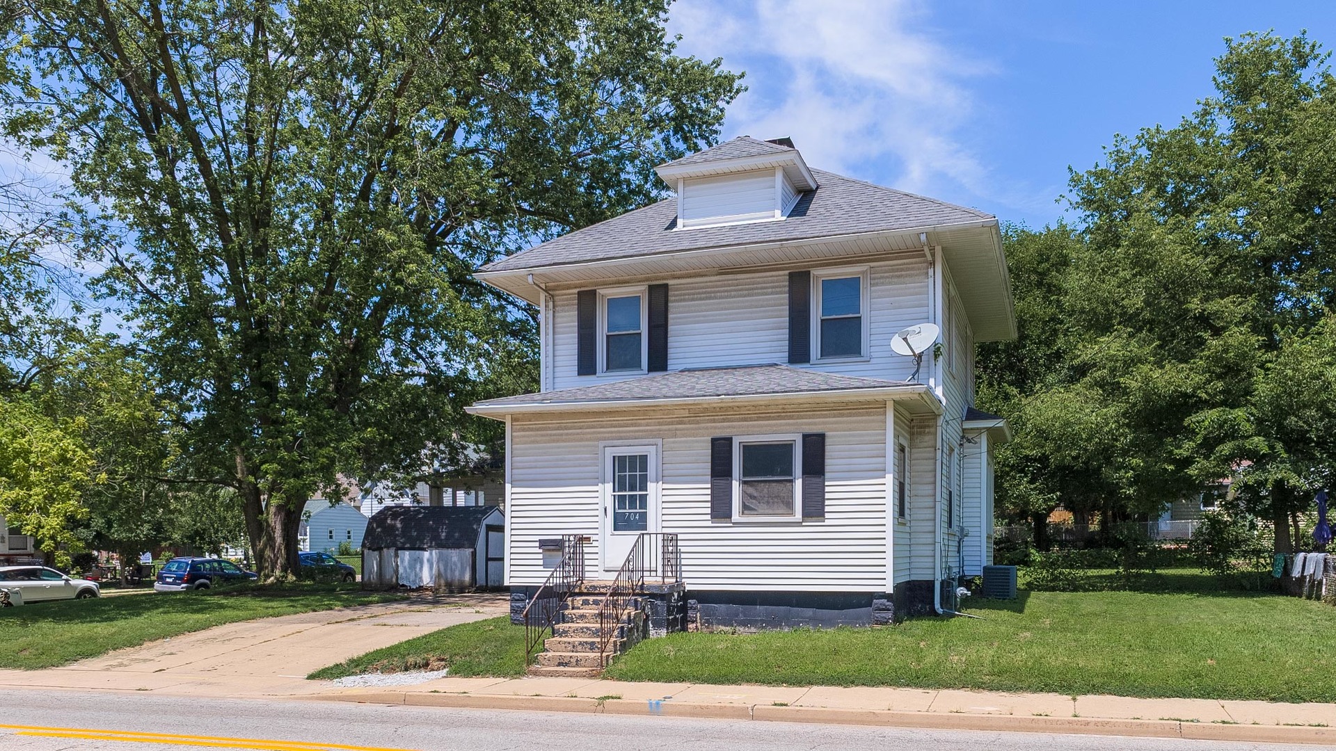 704 E Oakland Avenue, Bloomington, IL 61701