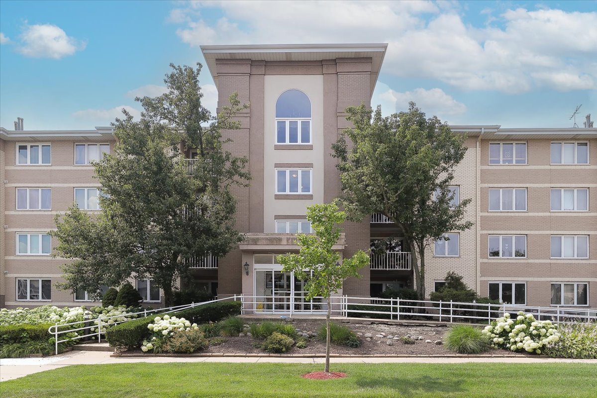 440 E Montrose Avenue #106, Wood Dale, IL 60191