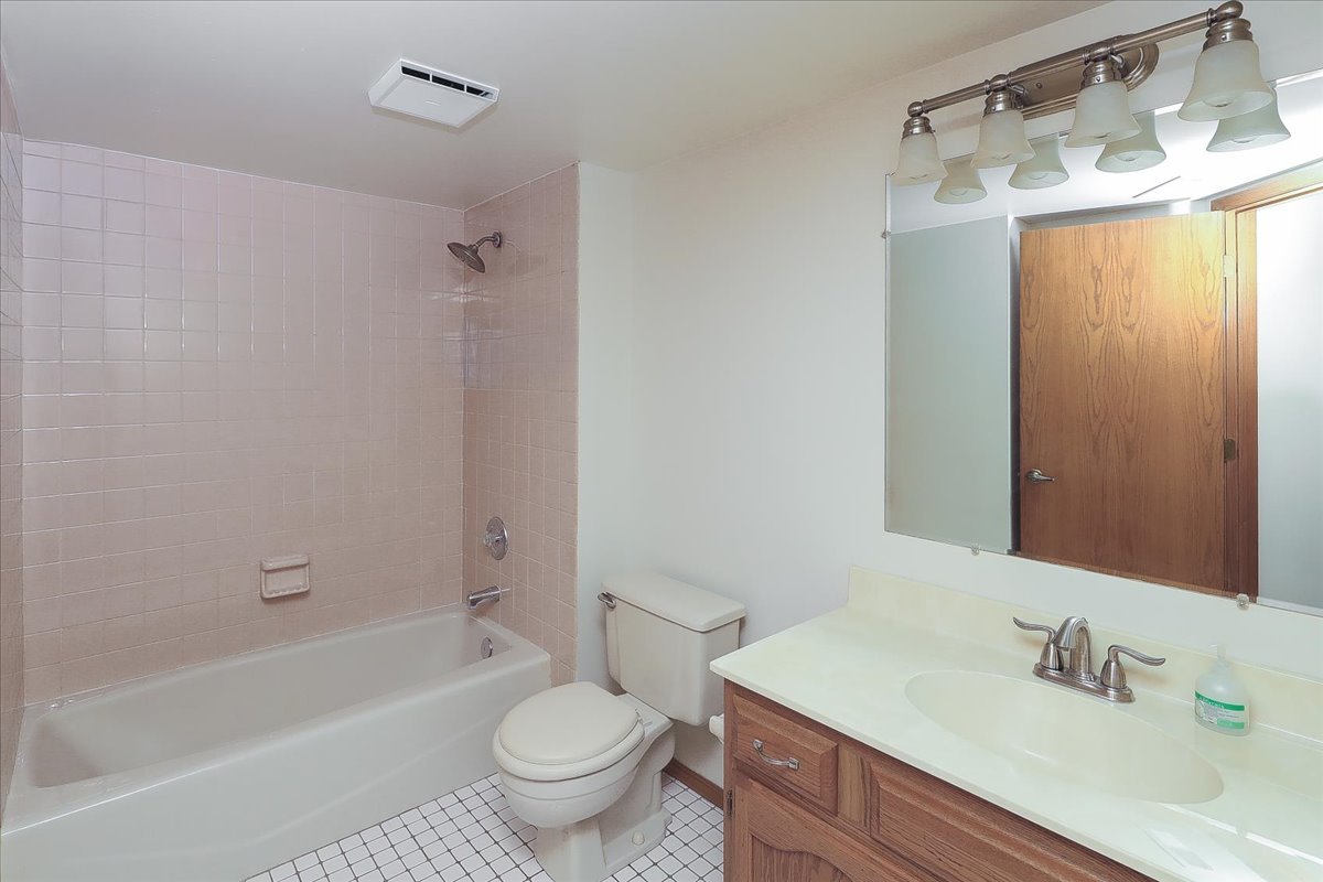 440 E Montrose Avenue #106, Wood Dale, IL 60191