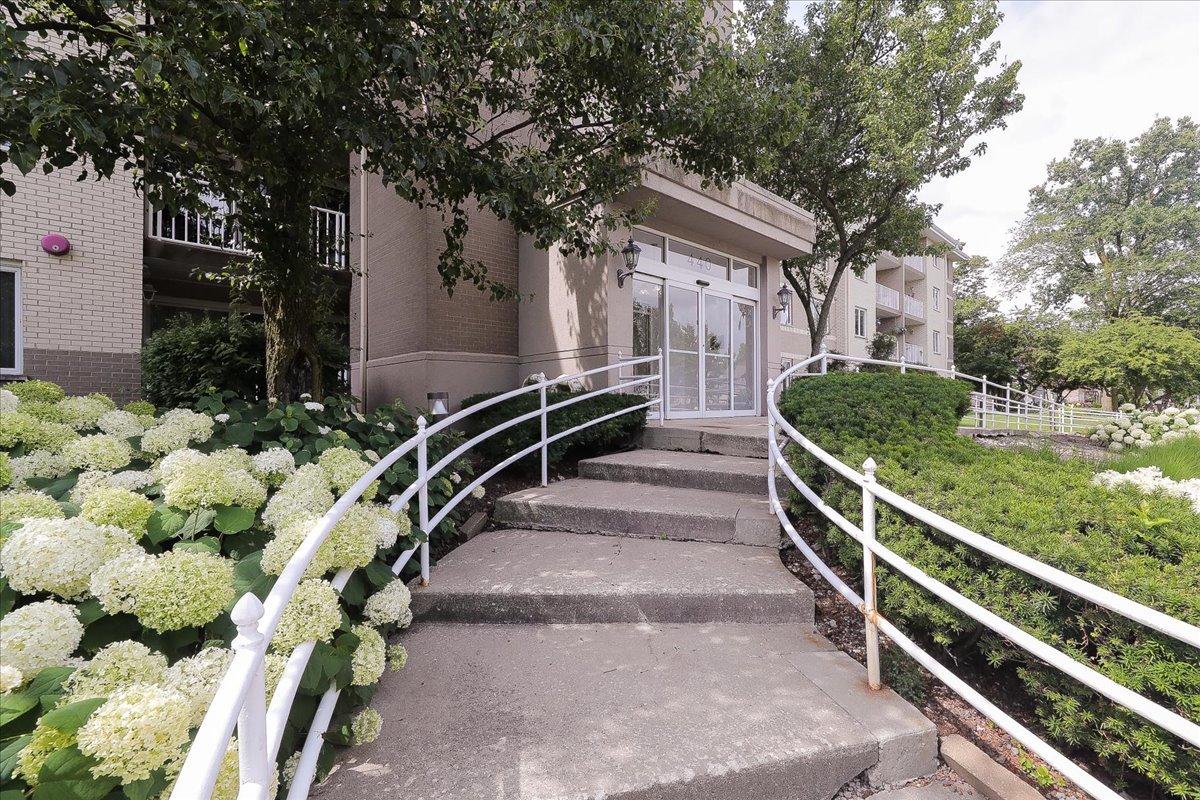 440 E Montrose Avenue #106, Wood Dale, IL 60191