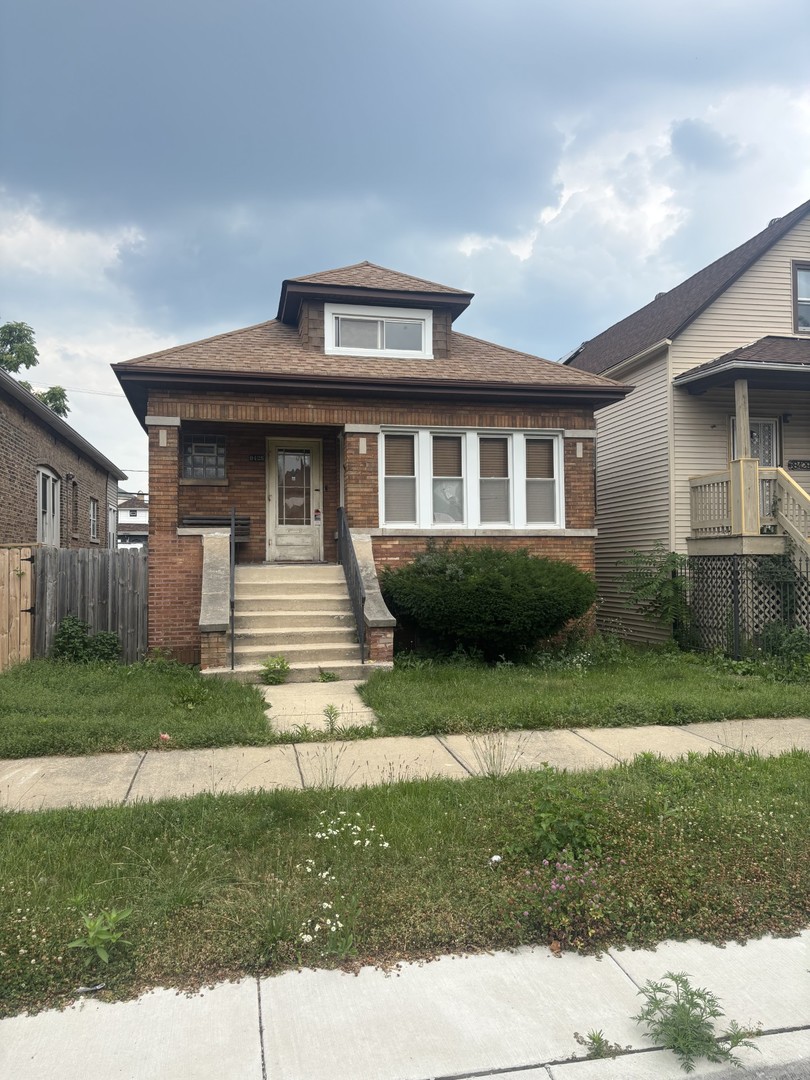 8425 S Colfax Avenue, Chicago, IL 60617