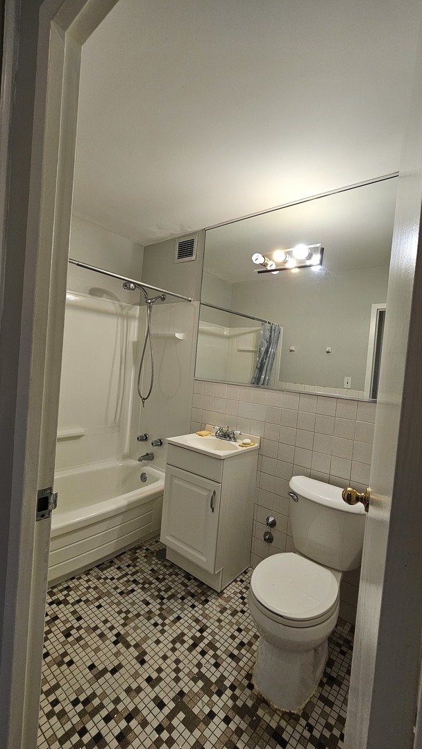 6300 N Sheridan Road #107, Chicago, IL 60660