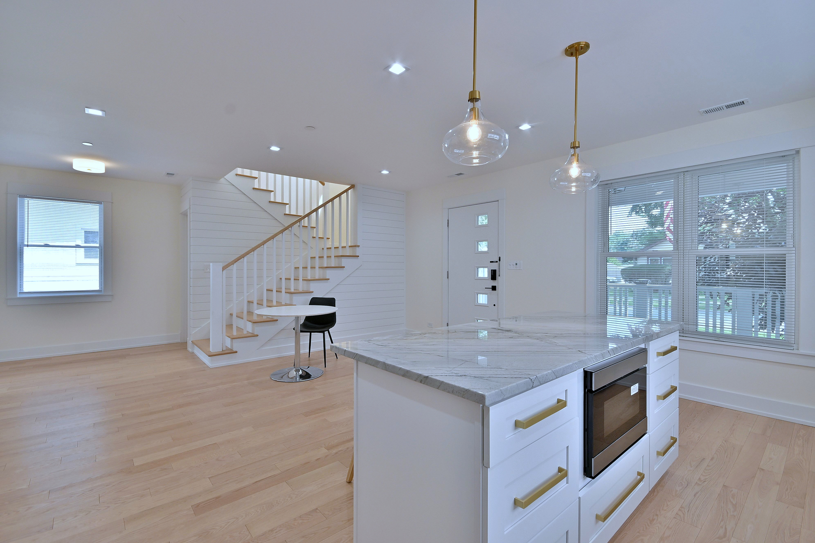 1364 E Algonquin Road, Des Plaines, IL 60016