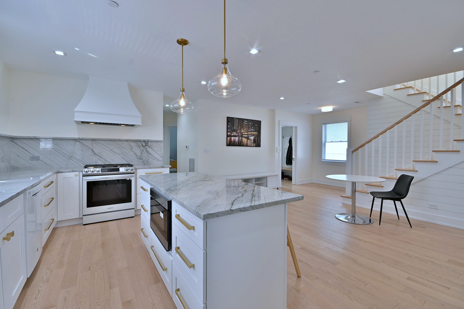 1364 E Algonquin Road, Des Plaines, IL 60016