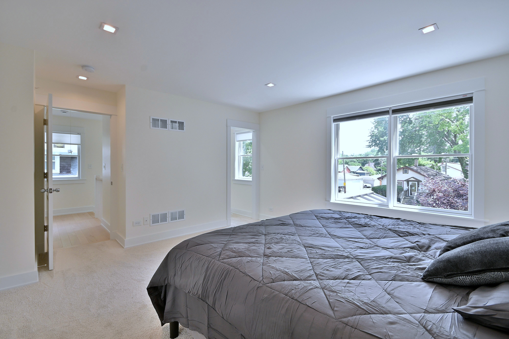 1364 E Algonquin Road, Des Plaines, IL 60016