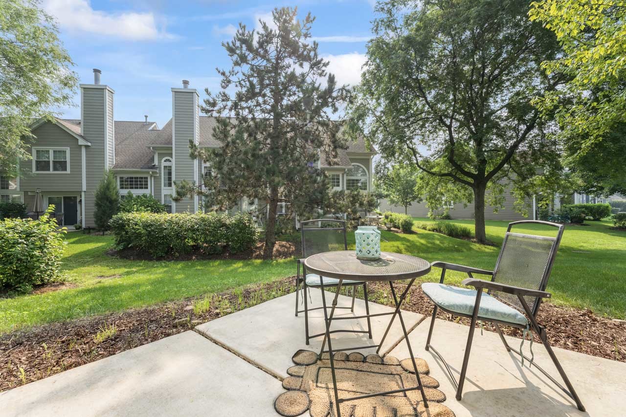615 Kingsbridge Drive, Carol Stream, IL 60188