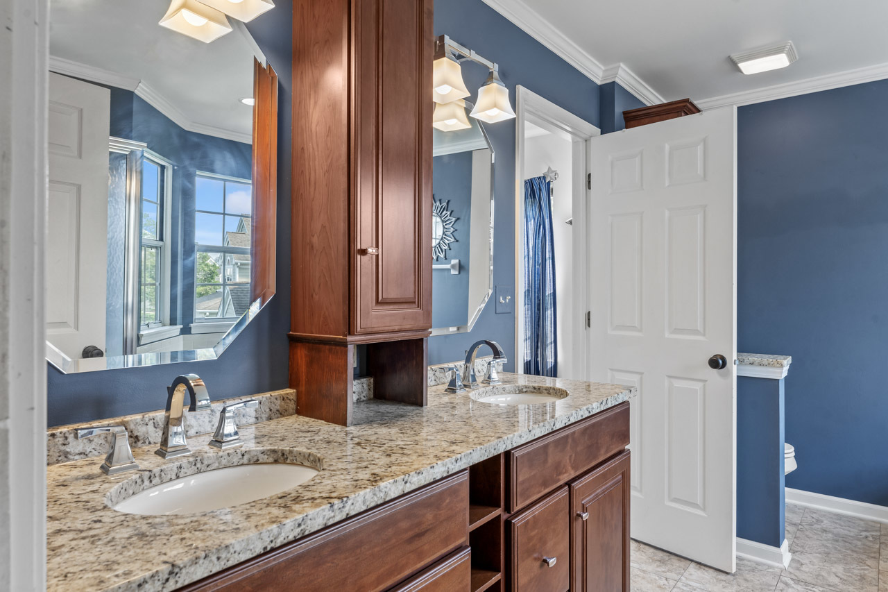 615 Kingsbridge Drive, Carol Stream, IL 60188