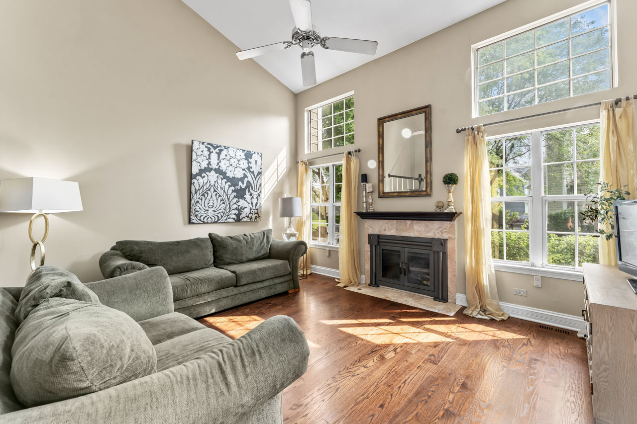 615 Kingsbridge Drive, Carol Stream, IL 60188