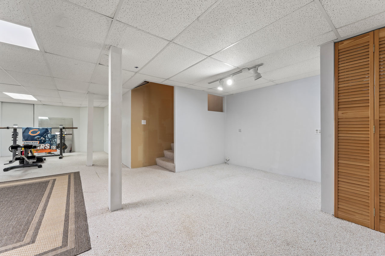 615 Kingsbridge Drive, Carol Stream, IL 60188