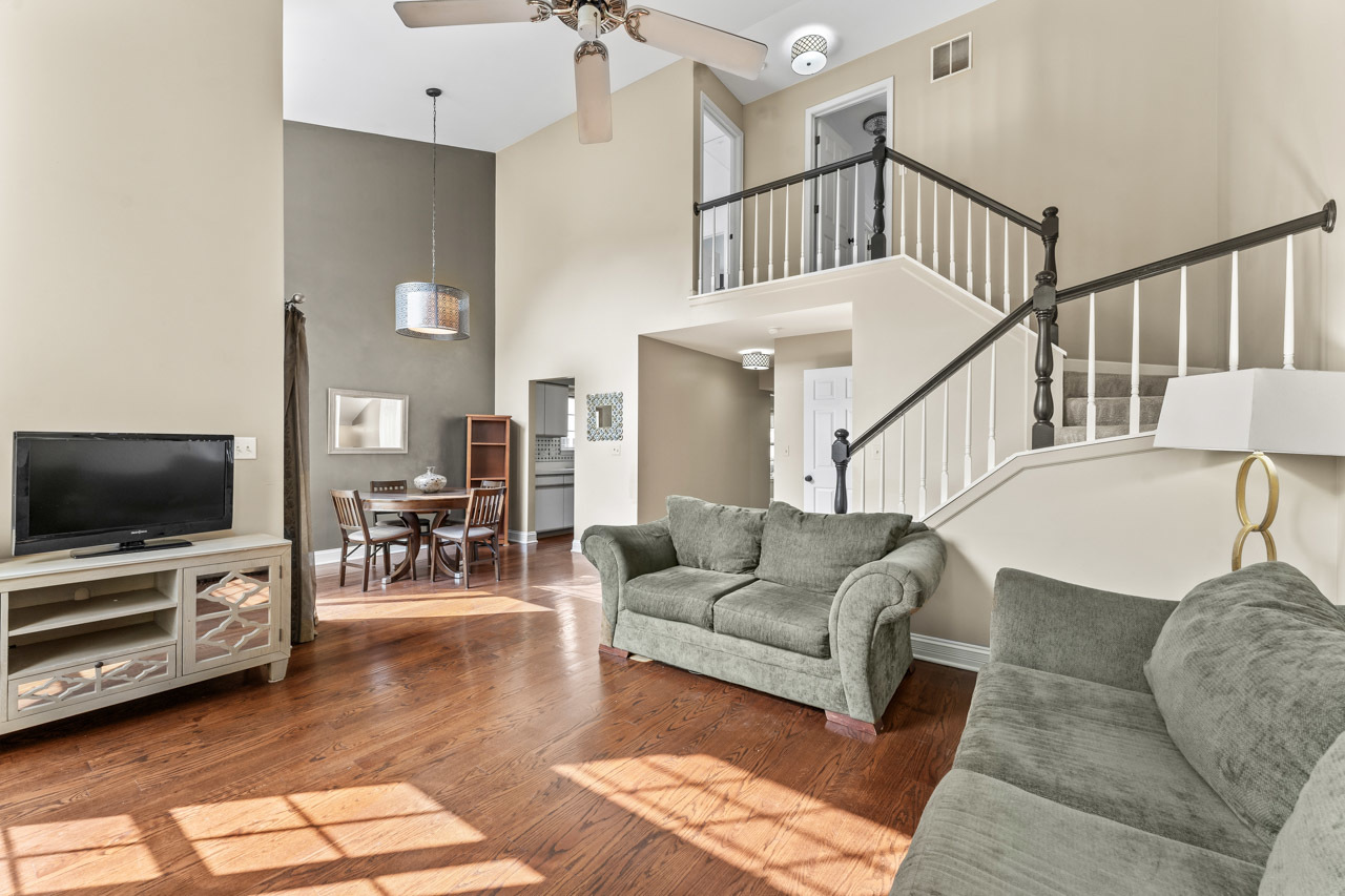 615 Kingsbridge Drive, Carol Stream, IL 60188