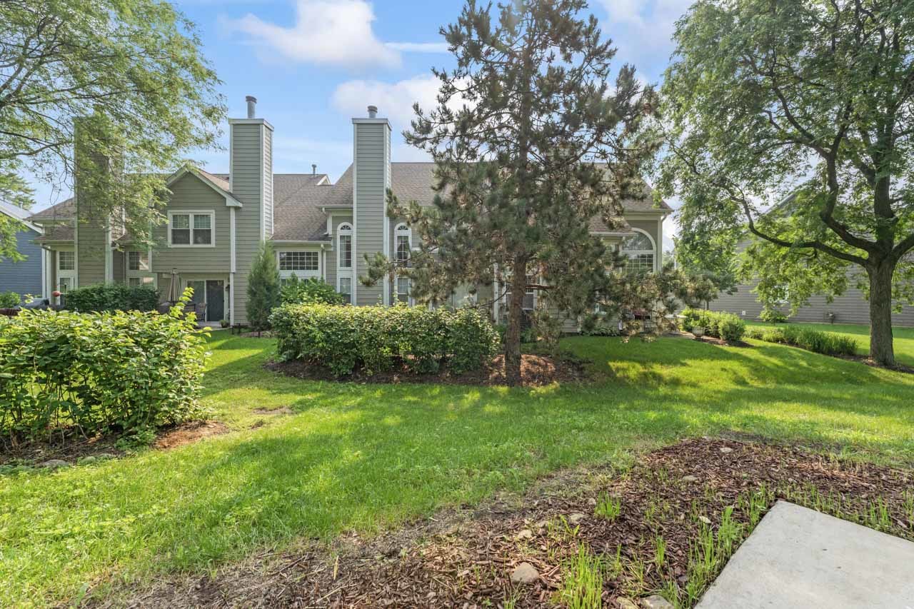 615 Kingsbridge Drive, Carol Stream, IL 60188