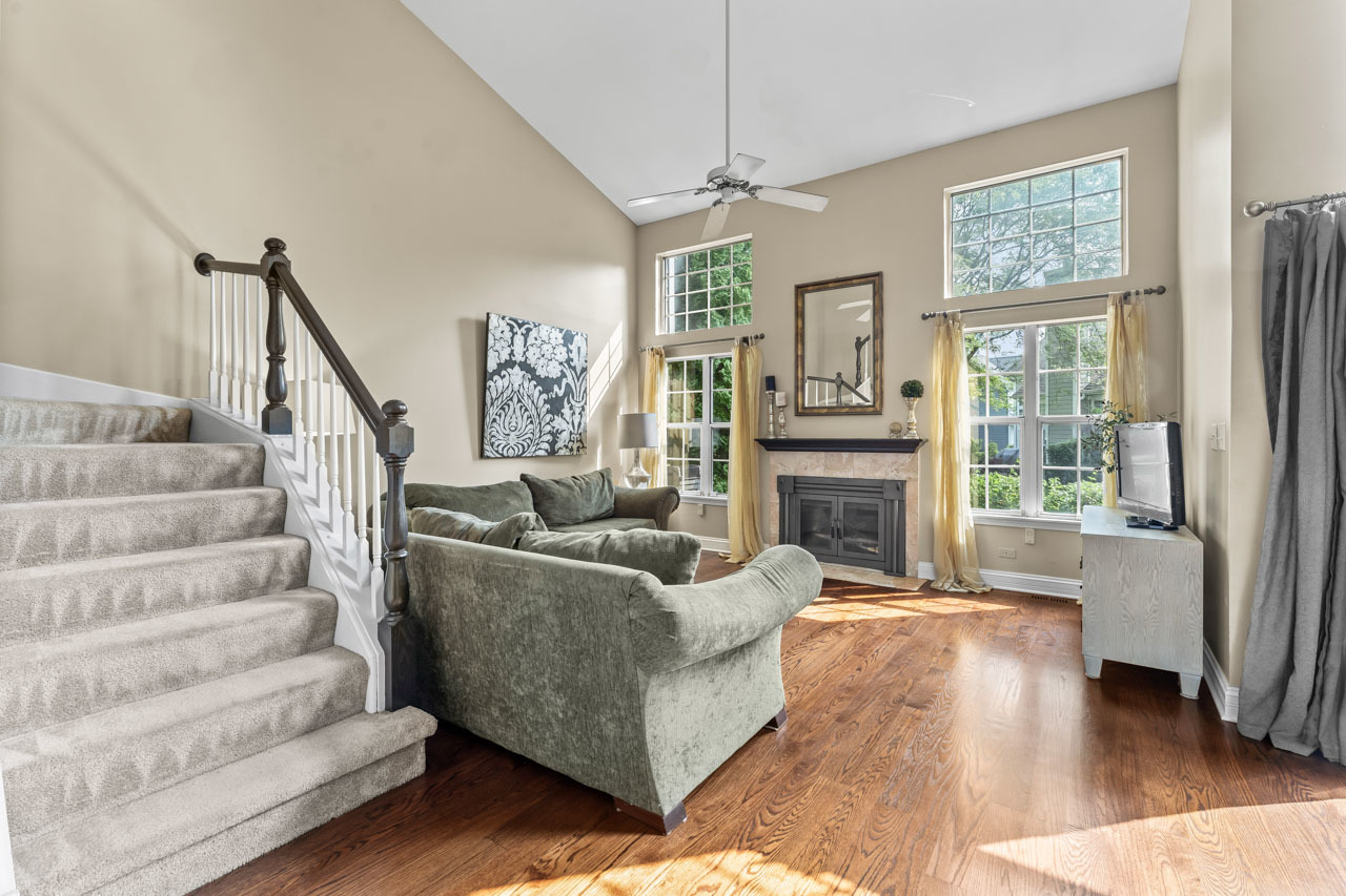 615 Kingsbridge Drive, Carol Stream, IL 60188