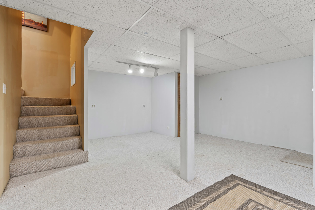 615 Kingsbridge Drive, Carol Stream, IL 60188