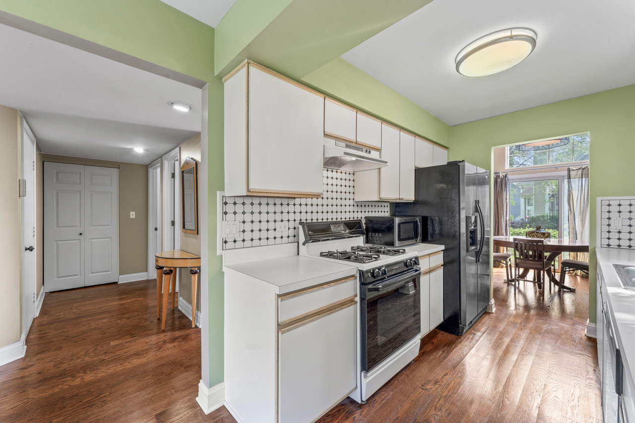 615 Kingsbridge Drive, Carol Stream, IL 60188