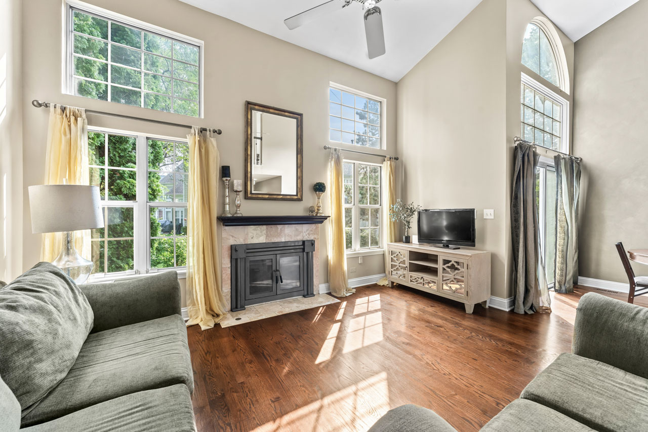 615 Kingsbridge Drive, Carol Stream, IL 60188