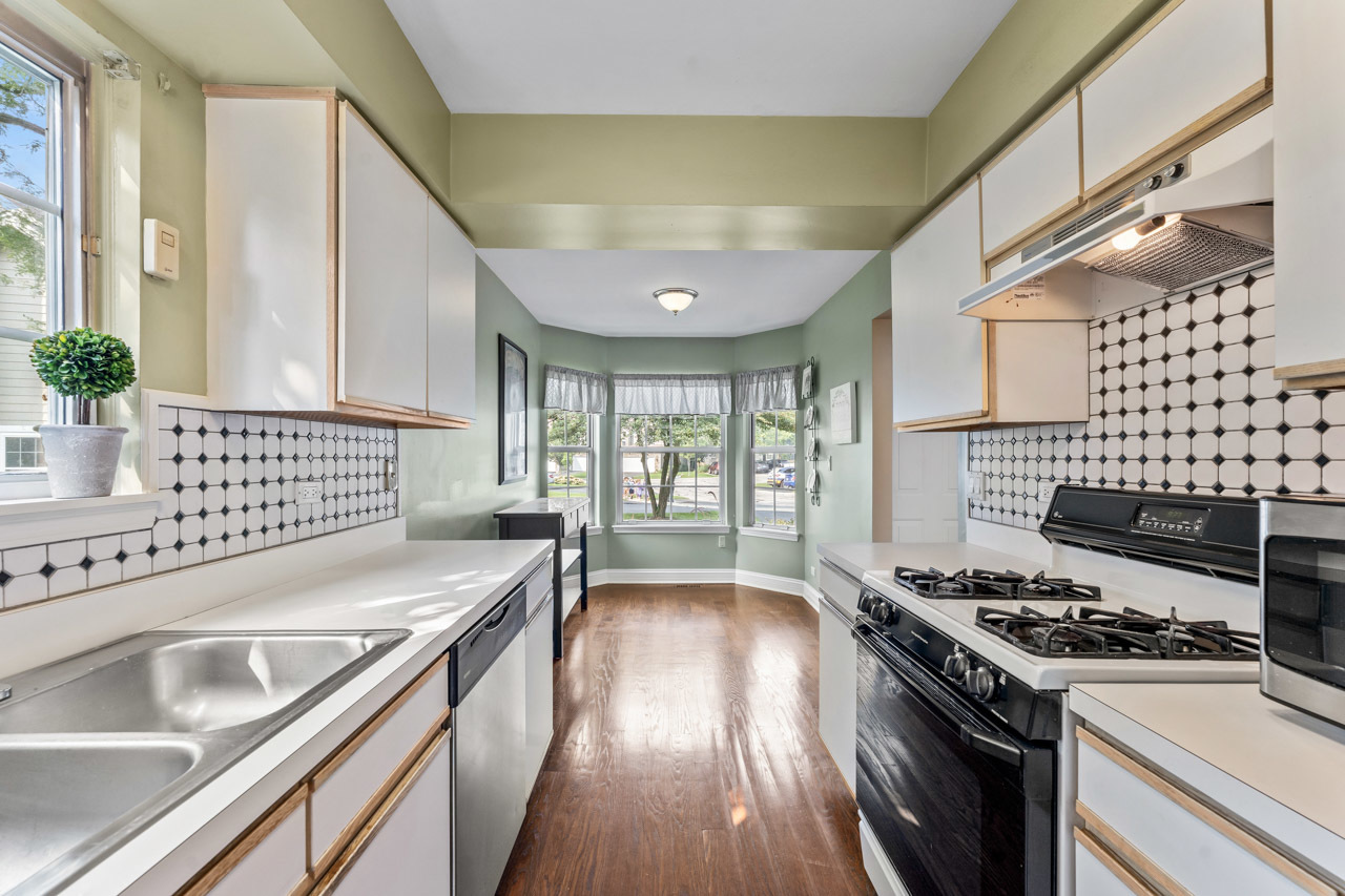 615 Kingsbridge Drive, Carol Stream, IL 60188