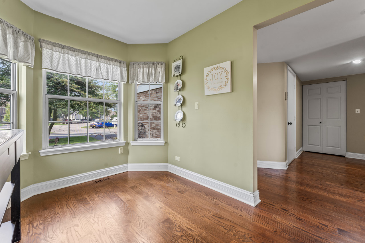 615 Kingsbridge Drive, Carol Stream, IL 60188