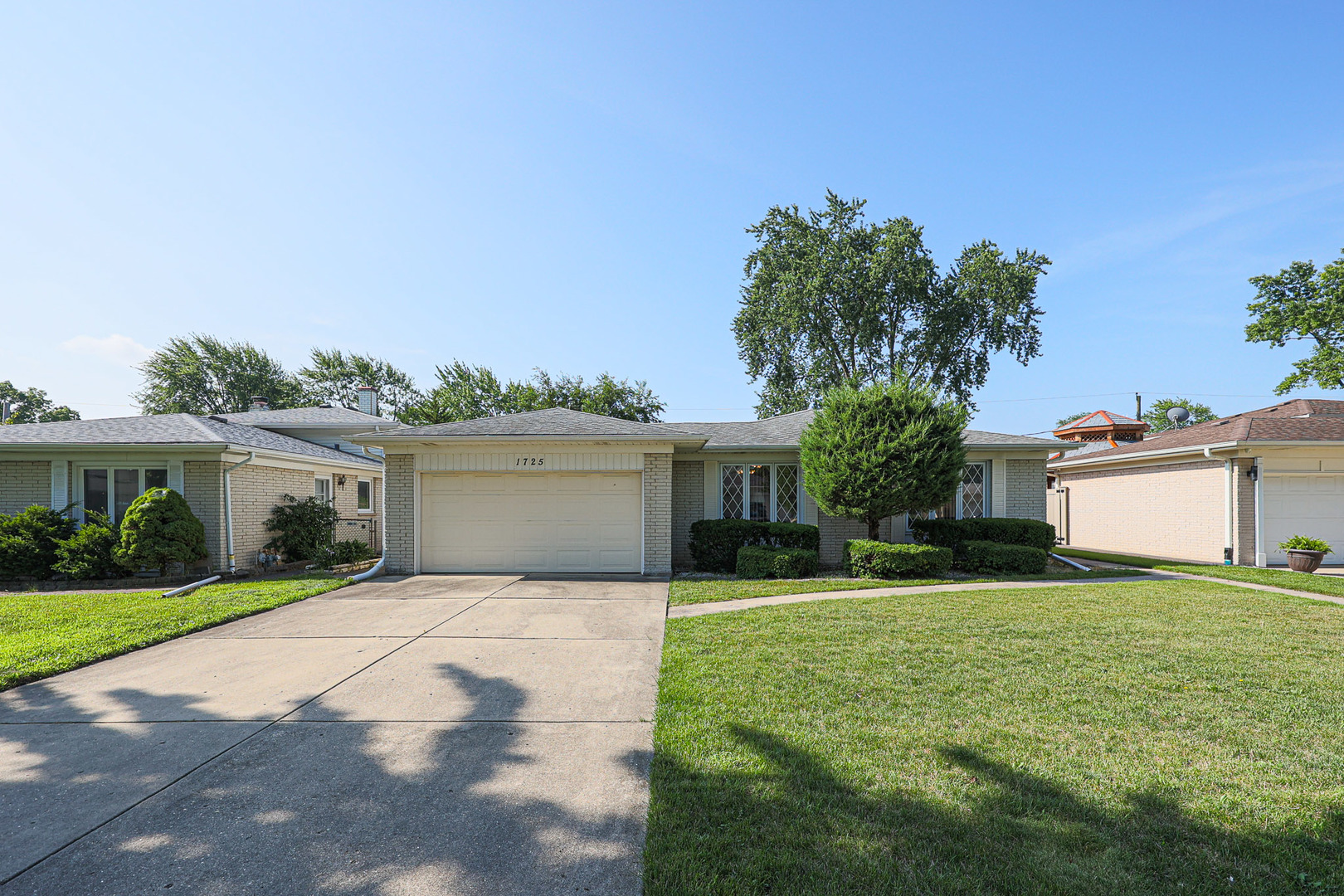1725 W Magnolia Lane, Mount Prospect, IL 60056