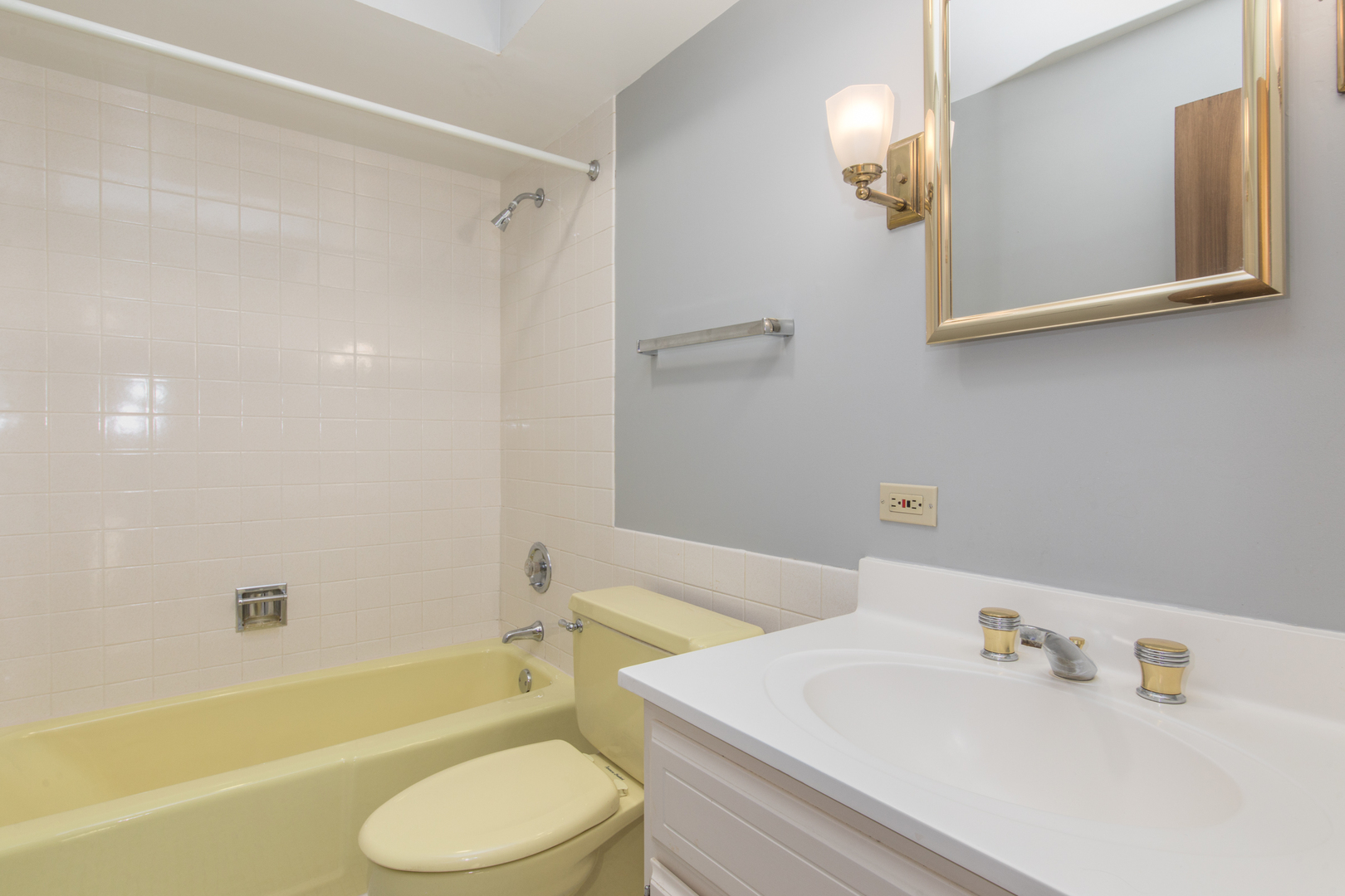 401 Ascot Drive #1C, Park Ridge, IL 60068