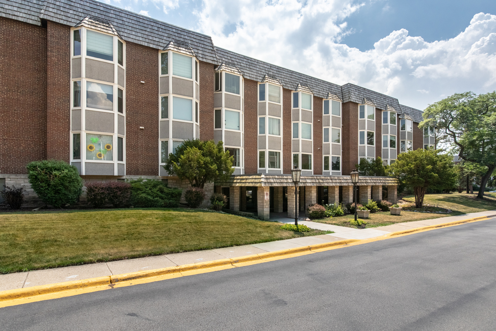 401 Ascot Drive #1C, Park Ridge, IL 60068