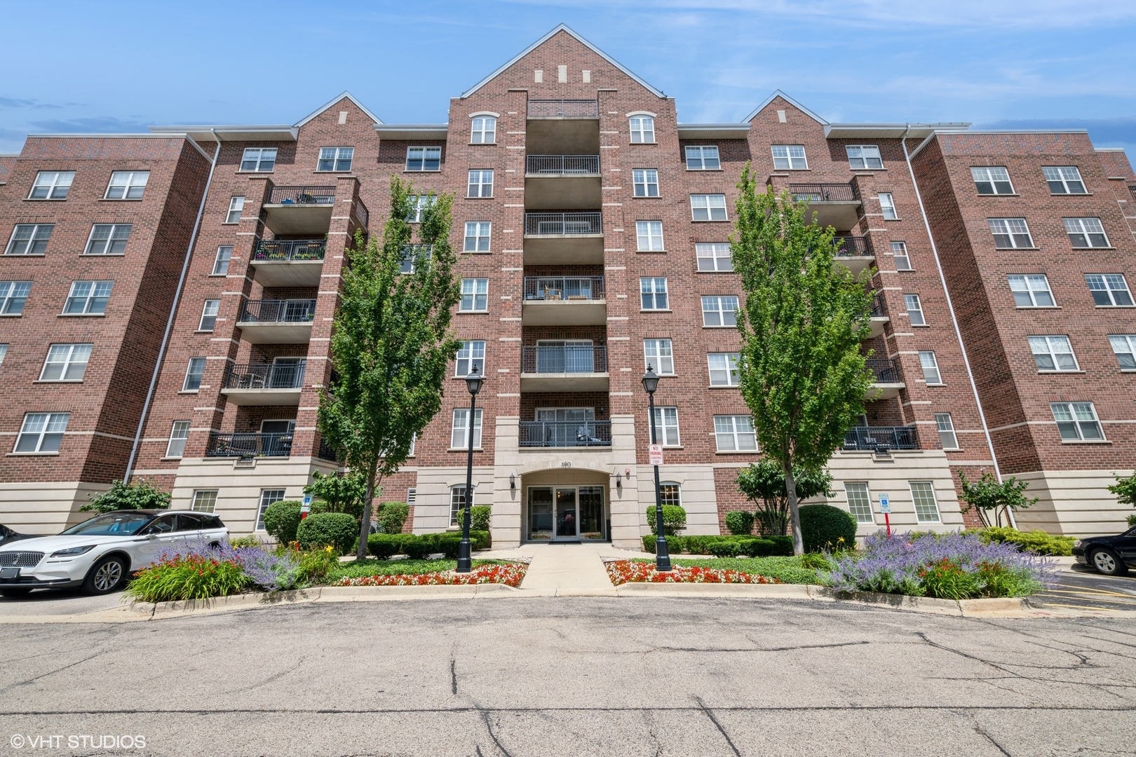 390 W Mahogany Court #701, Palatine, IL 60067