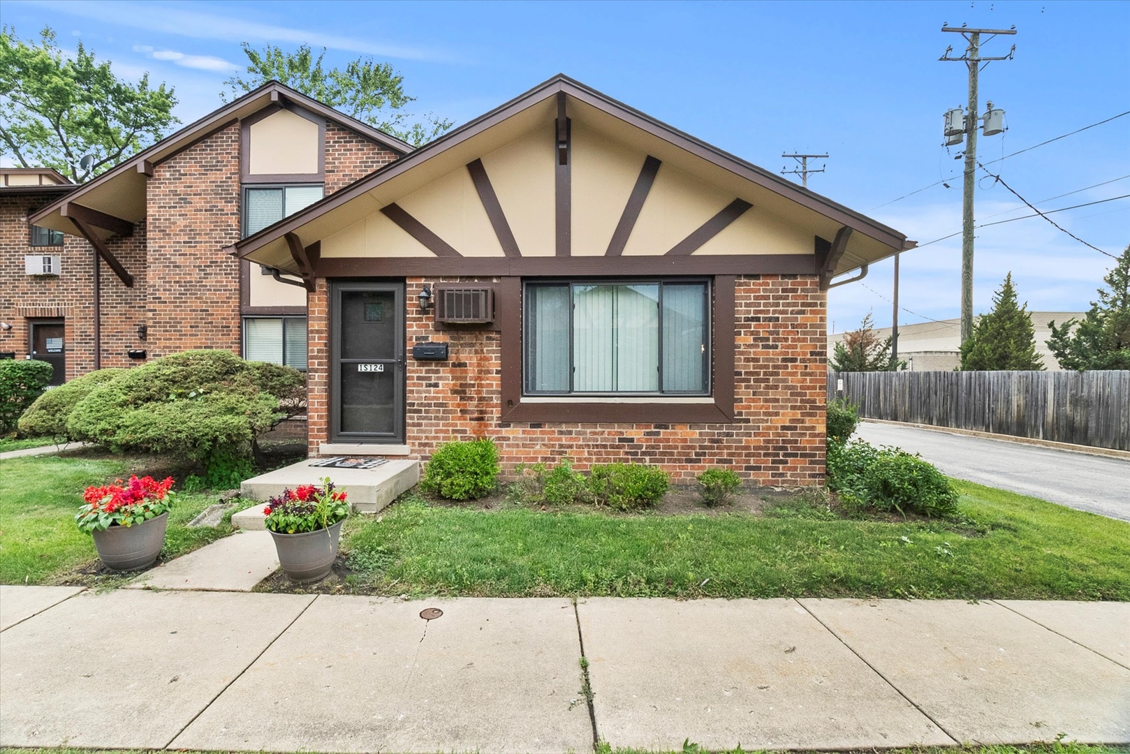 1S124 Winthrop Lane, Villa Park, IL 60181
