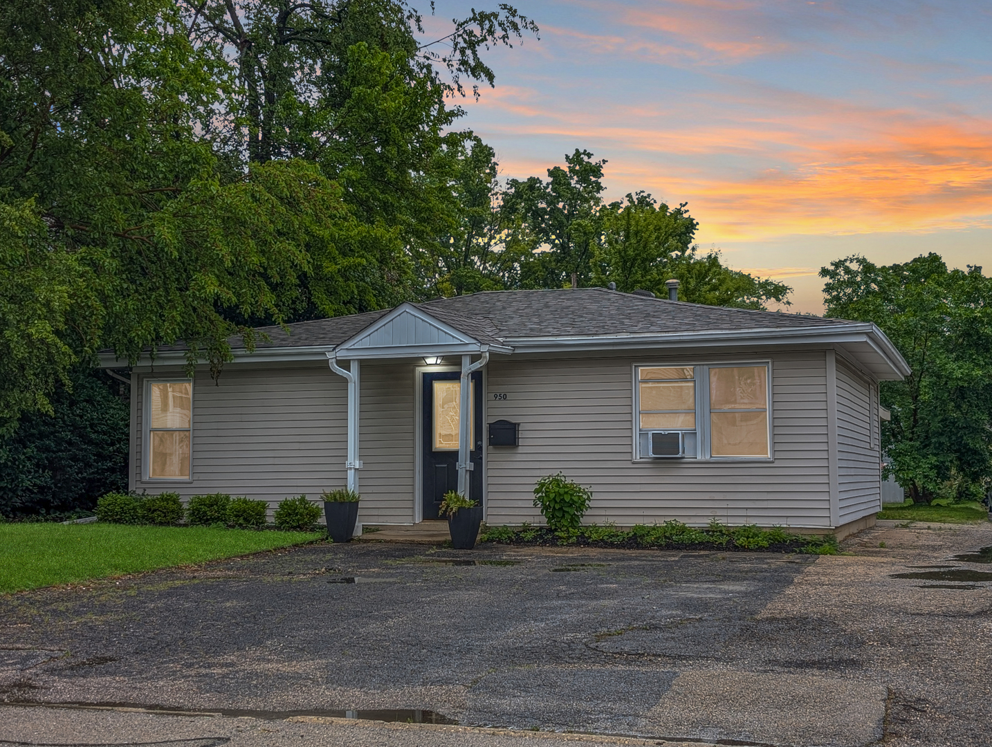 950 N BRAINARD Street, Naperville, IL 60563