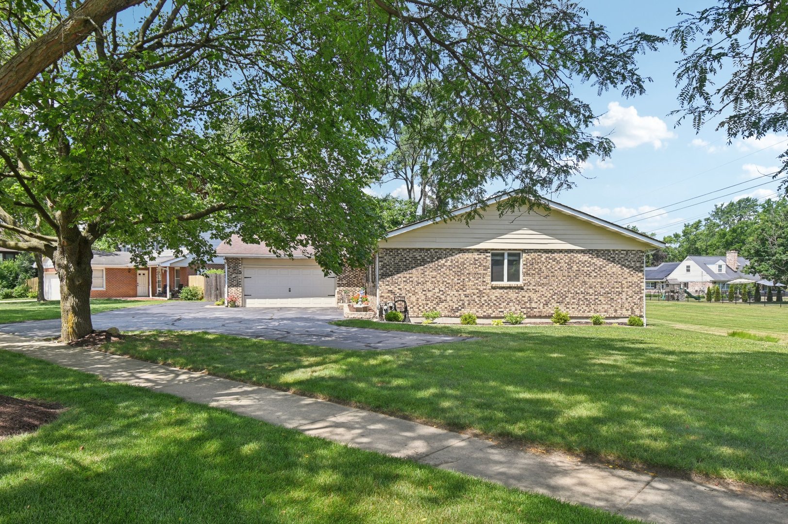 2720 Hobson Road, Woodridge, IL 60517