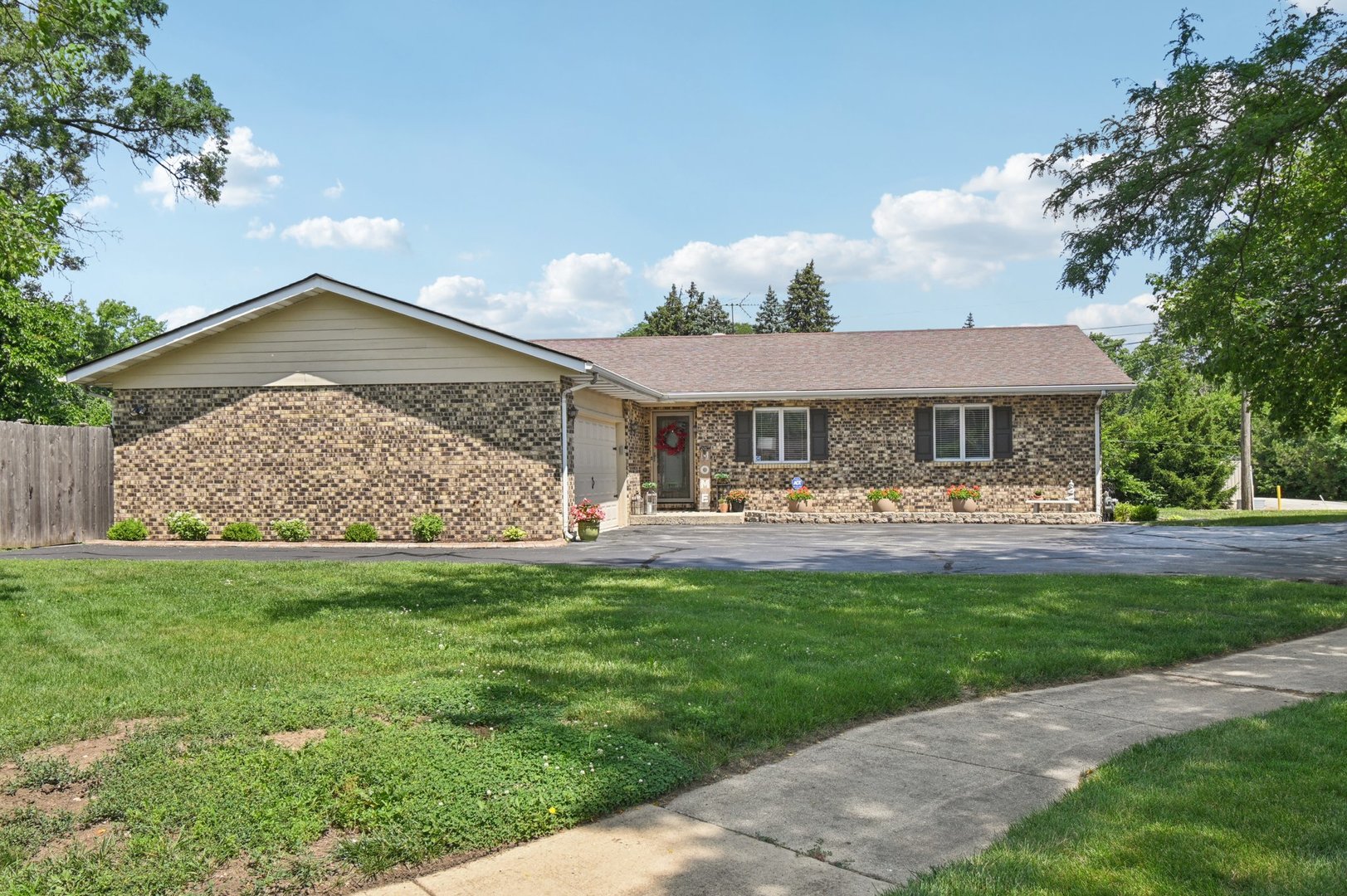 2720 Hobson Road, Woodridge, IL 60517