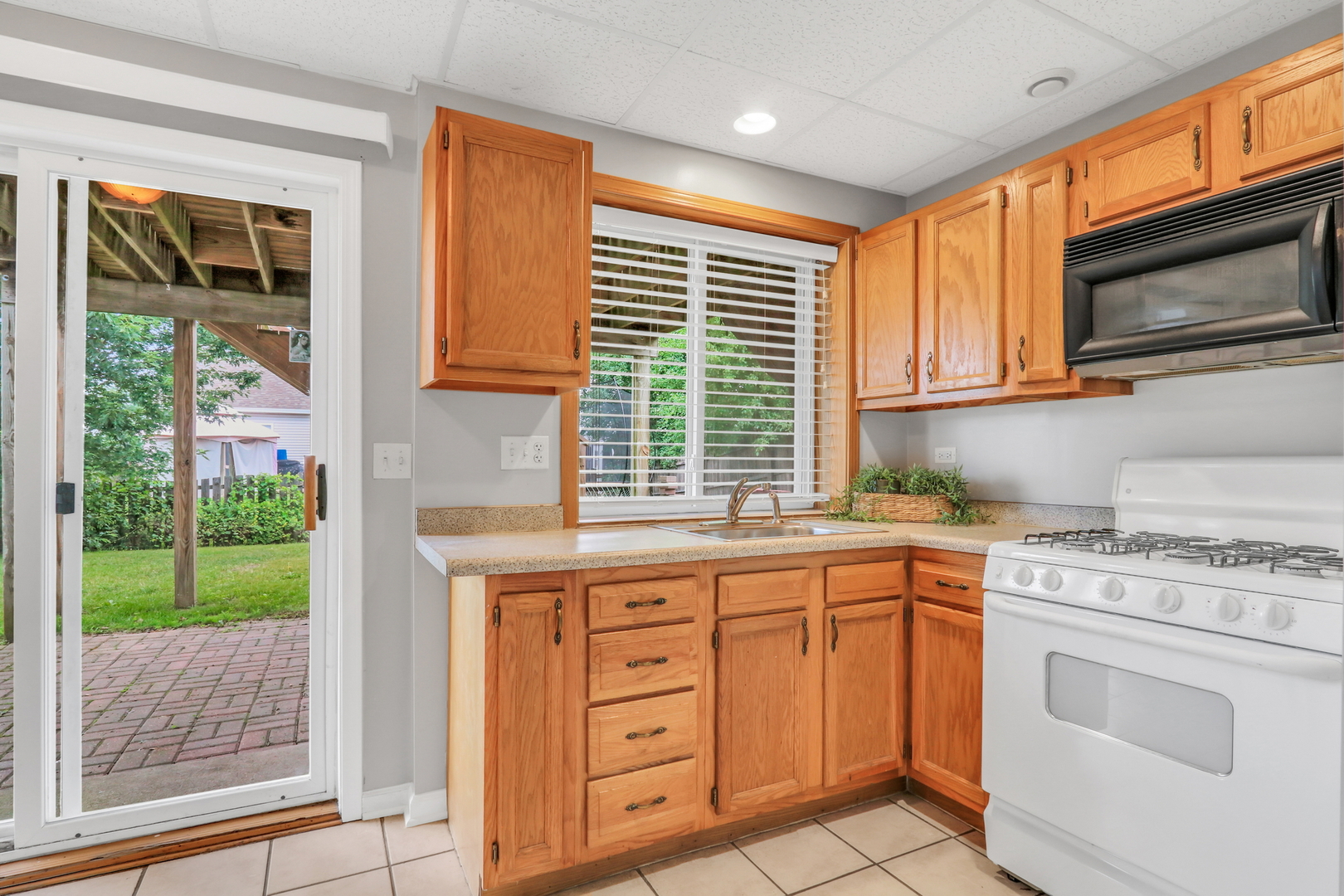 2181 Stonehedge Court, Round Lake Beach, IL 60073