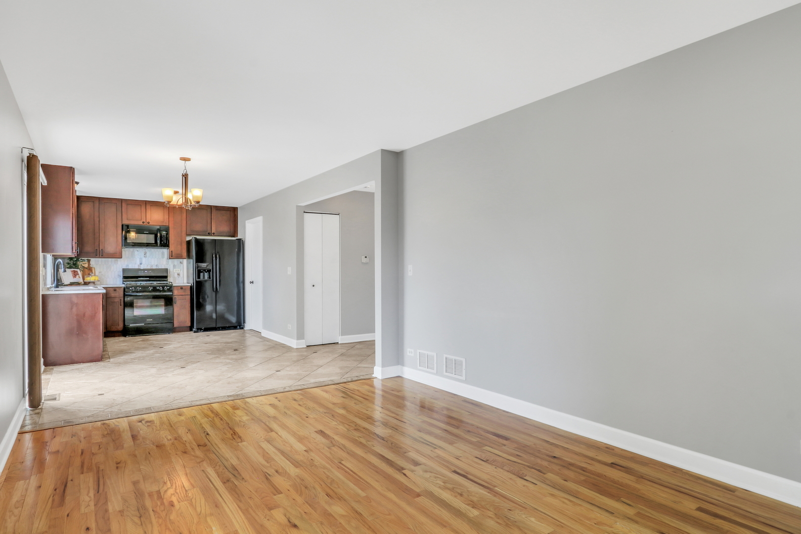 2181 Stonehedge Court, Round Lake Beach, IL 60073