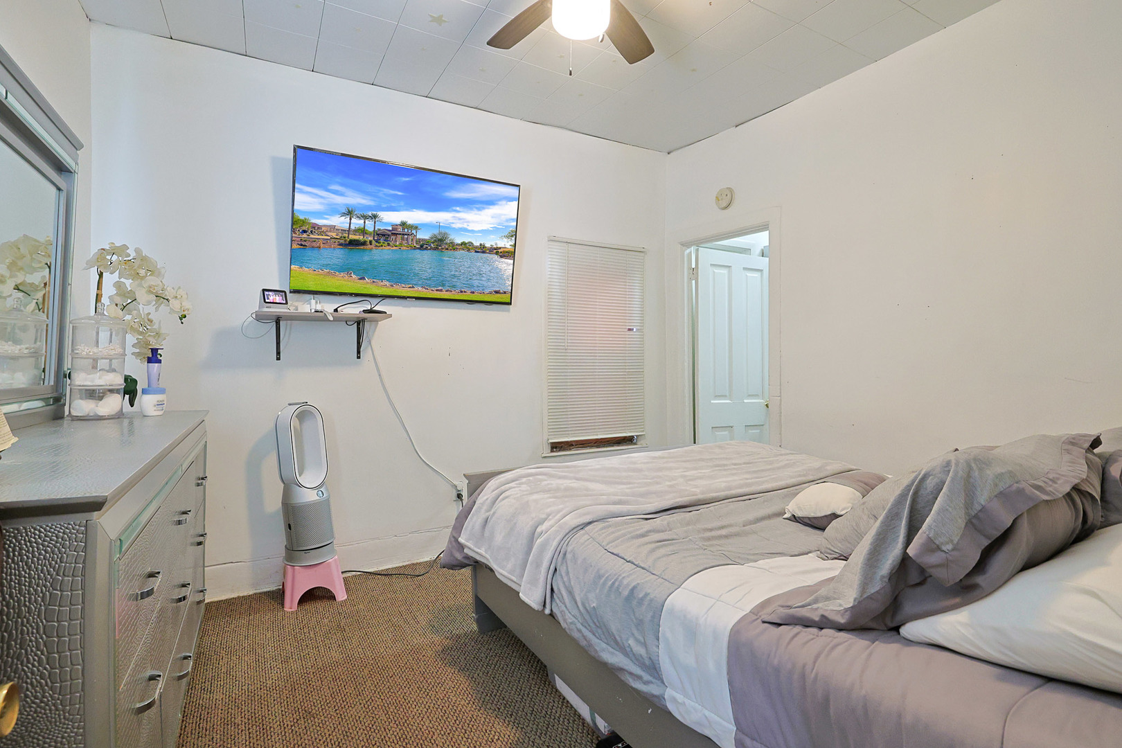 392 PLUM Court, Elgin, IL 60120